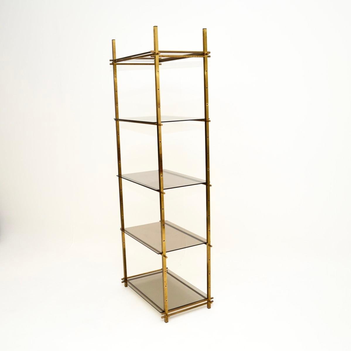 Français Vitrine à Etagere en laiton français vintage en vente