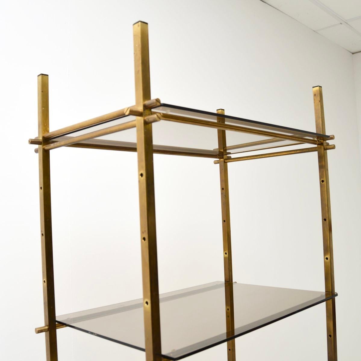 Vitrine à Etagere en laiton français vintage Bon état - En vente à London, GB