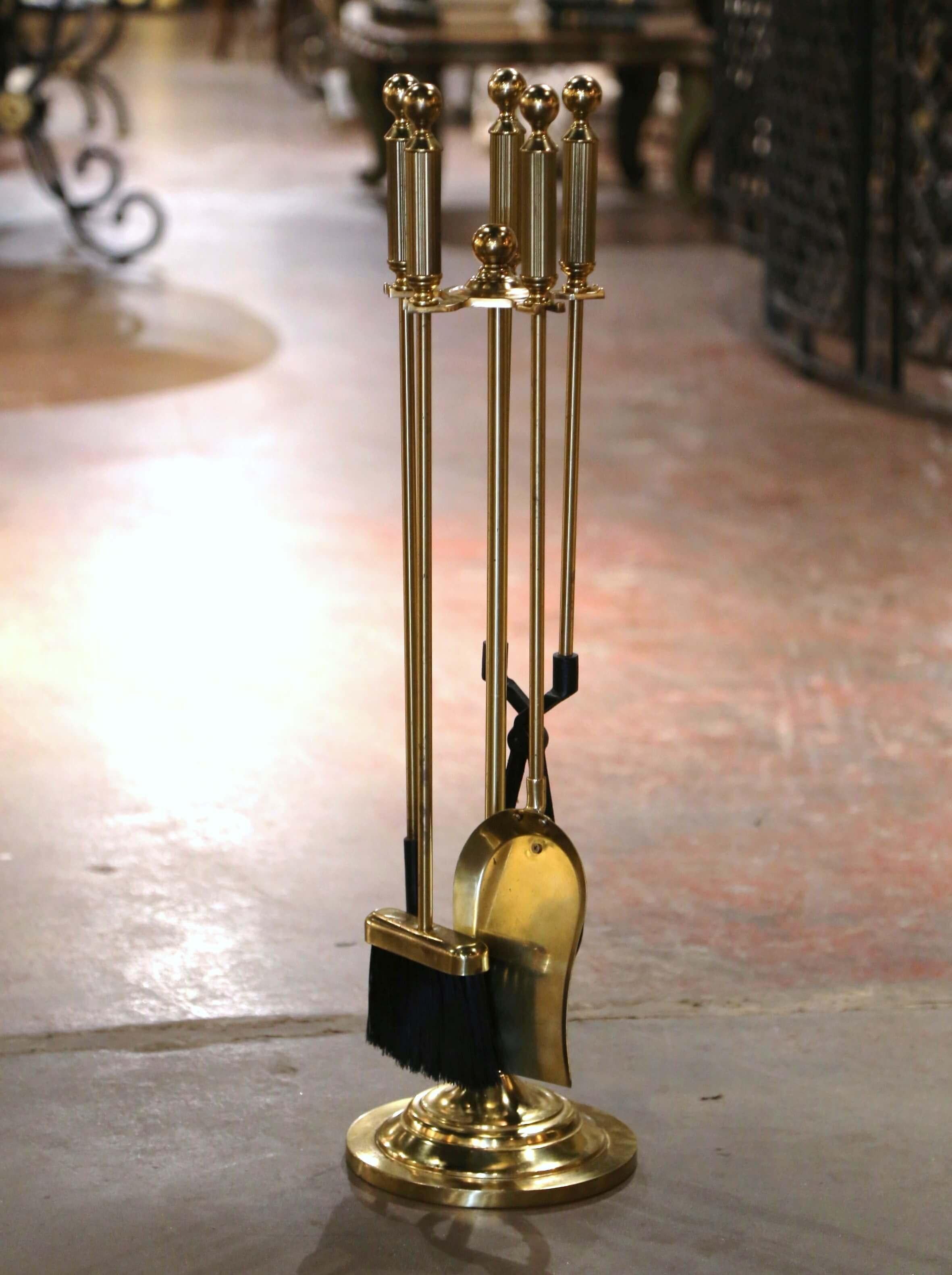Stellen Sie dieses elegante antike Kaminbesteck neben Ihren Kaminsims. Der um 2000 in Frankreich gefertigte 