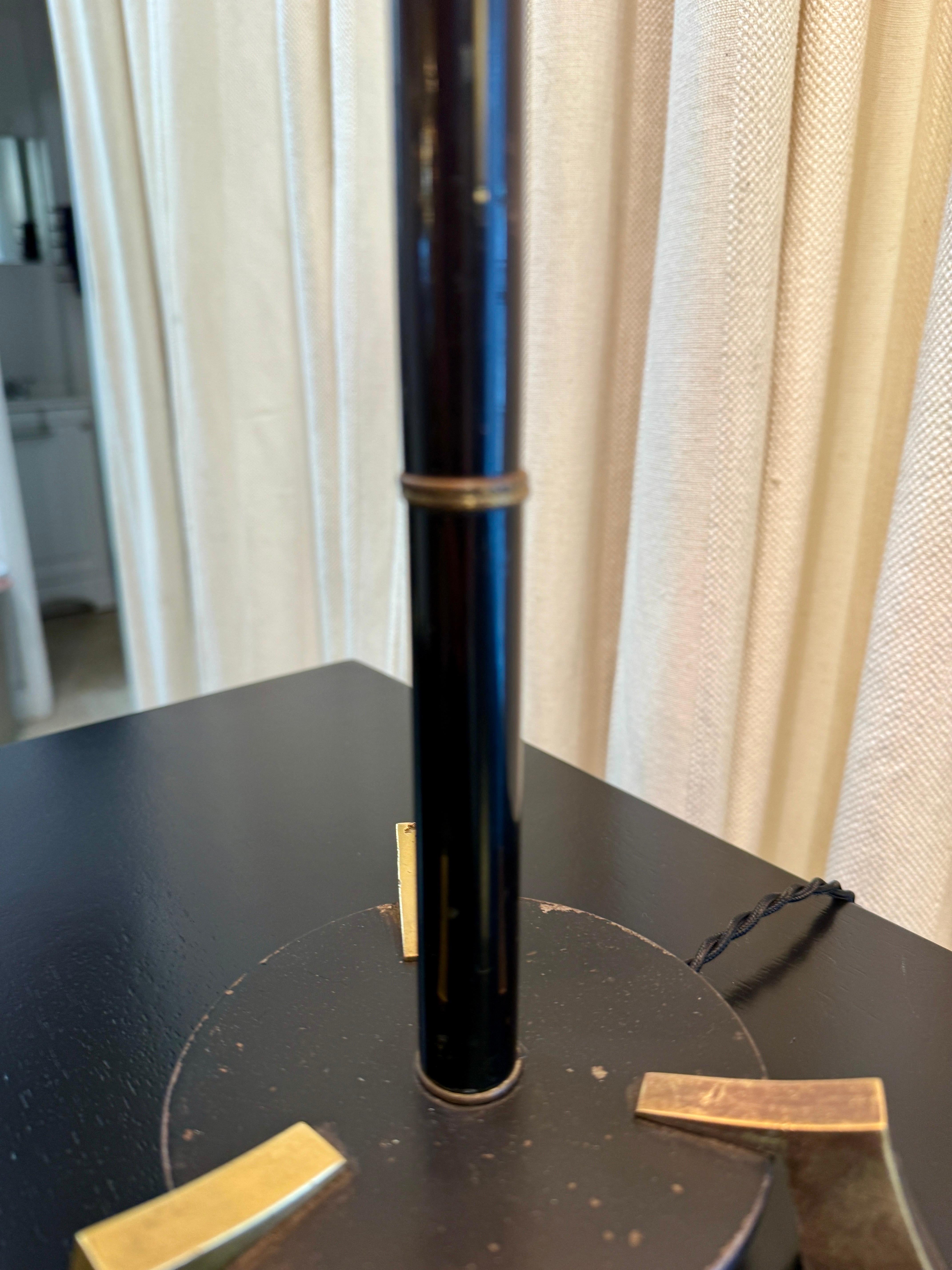Cette petite lampe de table boudoir de style Art déco est dotée d'une lourde base en laiton et en métal et d'une tige décorée d'un anneau en laiton.  L'abat-jour en papier vintage illustré est inclus.  Nouvellement recâblé avec un câble torsadé en