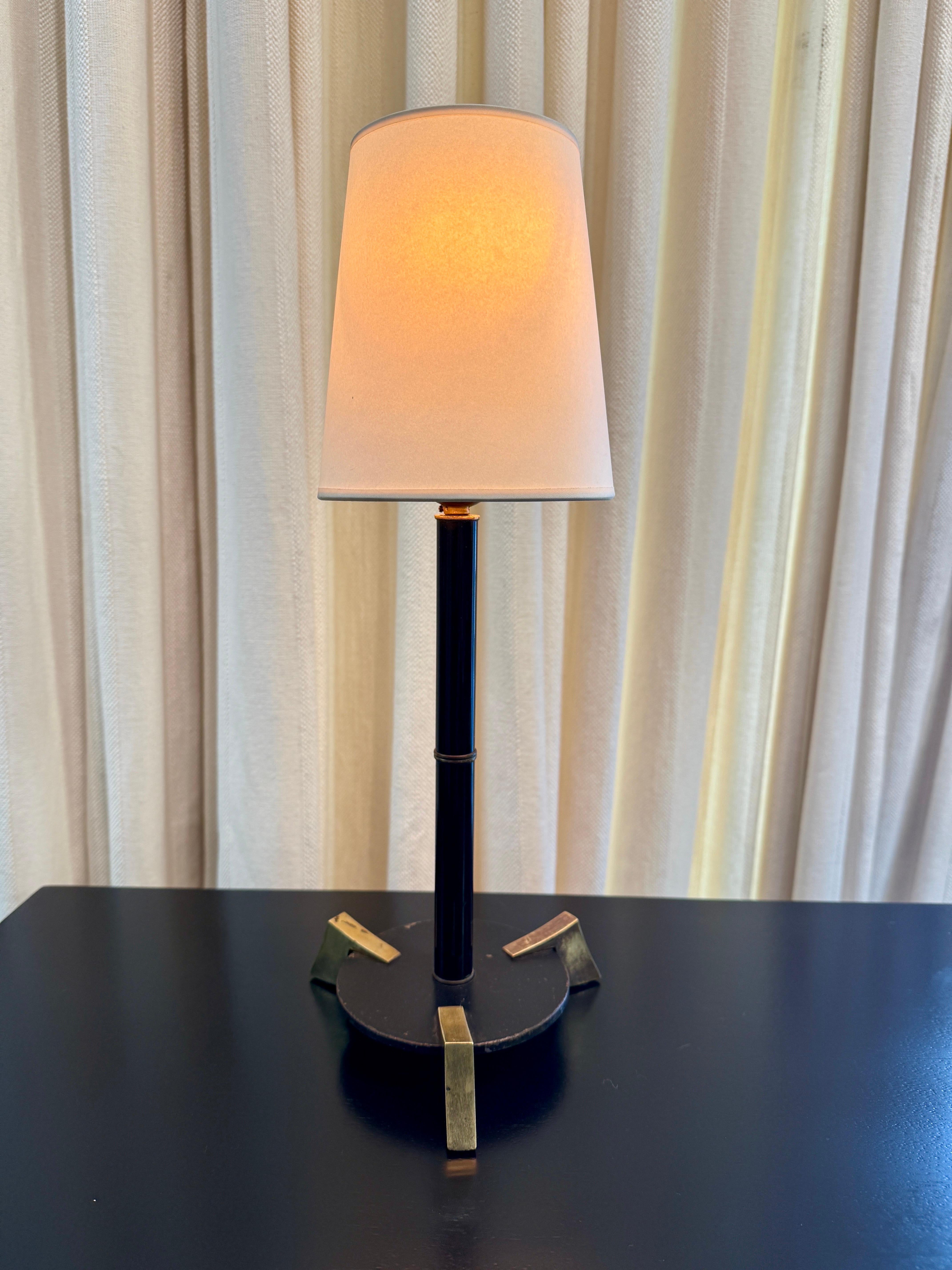 Milieu du XXe siècle Lampe de bureau française vintage en laiton et métal de style boudoir en vente