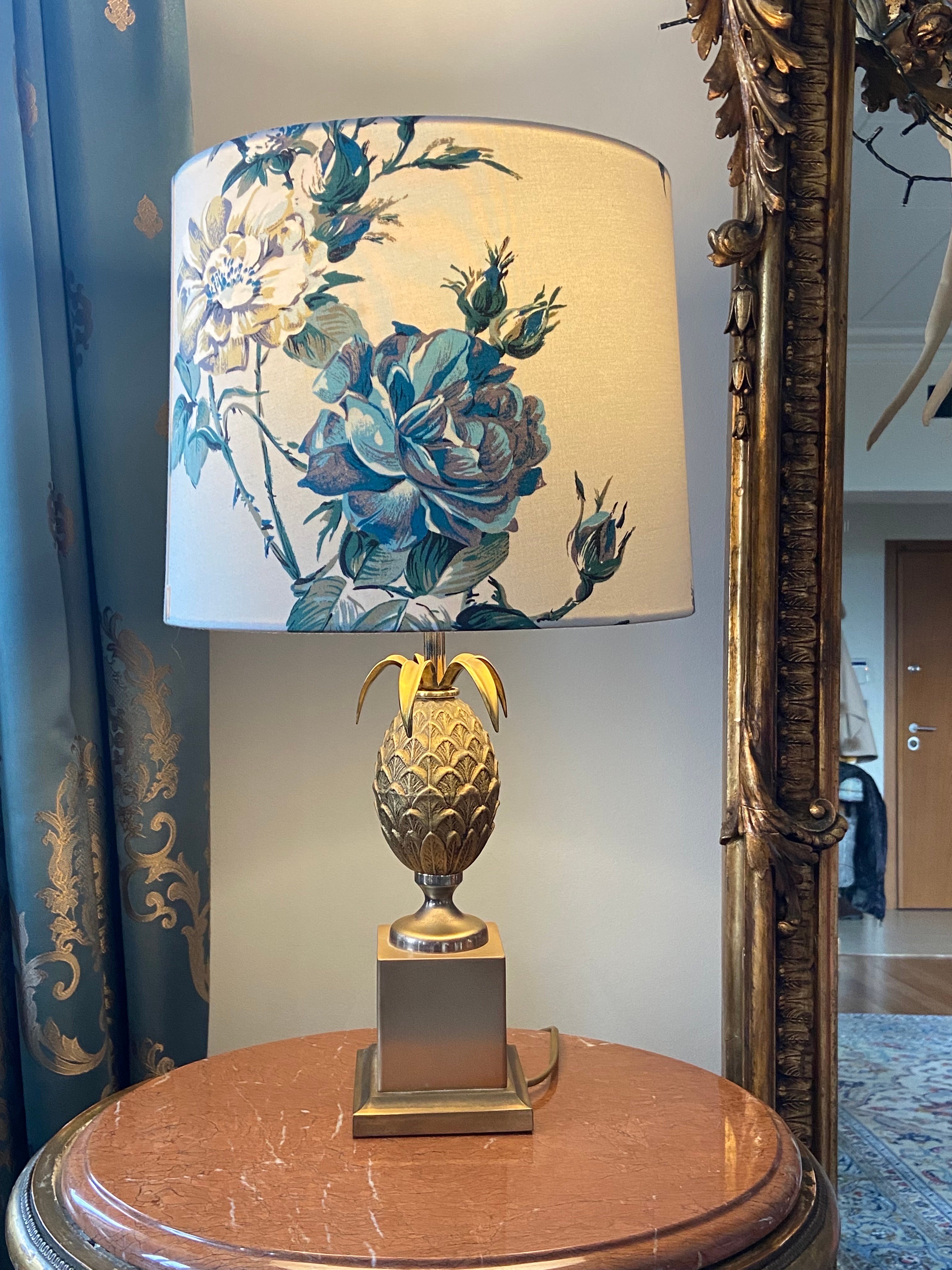 French vintage table lamp made circa 1970 by Maison Le Dauphin. It has a pineapple shape with leaves standing on a square base all made in brass. There is a mark under the base. Very good authentic condition with no restorations made. The price is