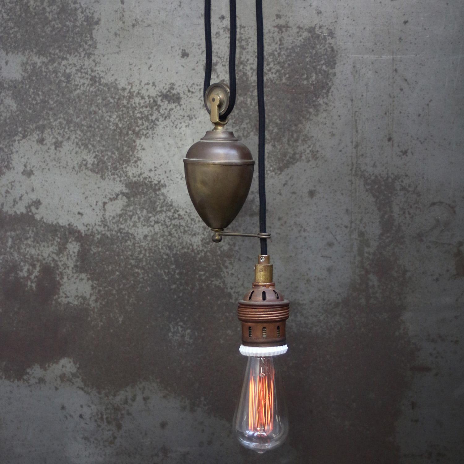 Brass Pulley pendant lamp

Adjustable in height

Minimal height 120 cm / 47”
Maximum height 250 cm / 100”

Size ceiling hook 10,5 cm / 4”

Weight: 2.20 kg / 4.9 lb

Priced per individual item. All lamps have been made suitable by international