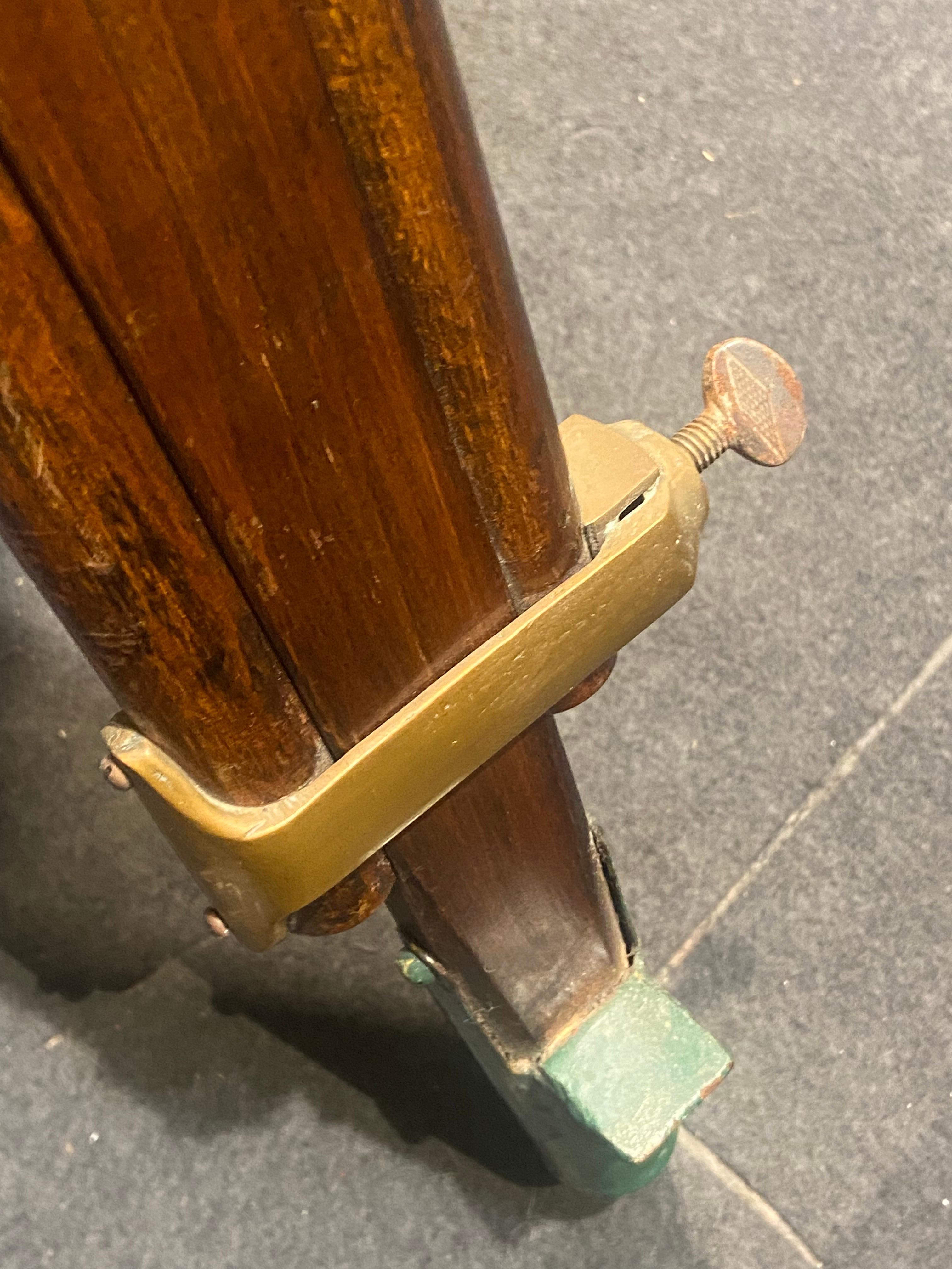 Lampada da terra francese d'epoca in ottone su grande treppiede in legno in vendita 13