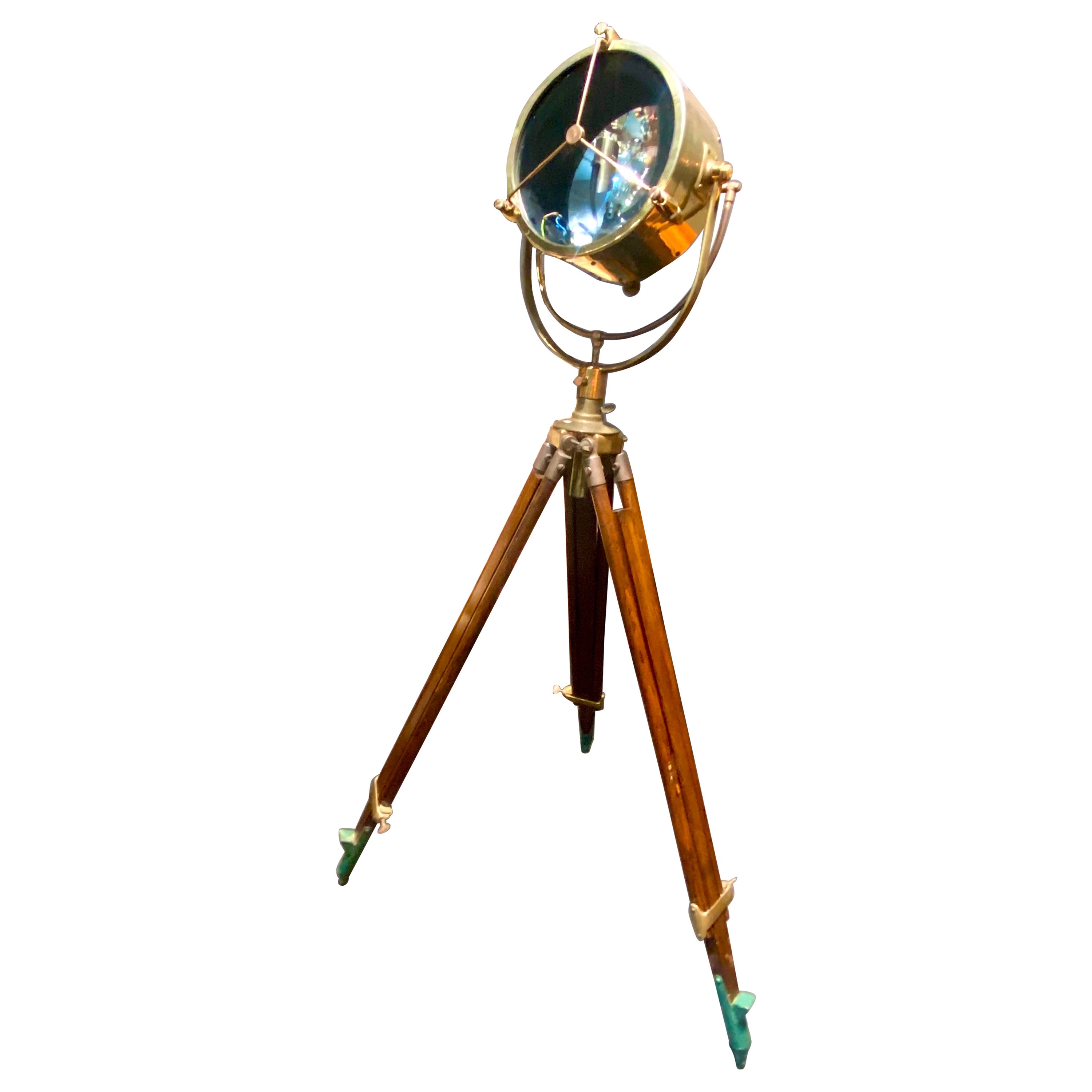 Proyector francés vintage de latón sobre gran trípode de madera, lámpara de pie