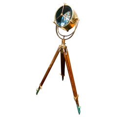 Proyector francés vintage de latón sobre gran trípode de madera, lámpara de pie