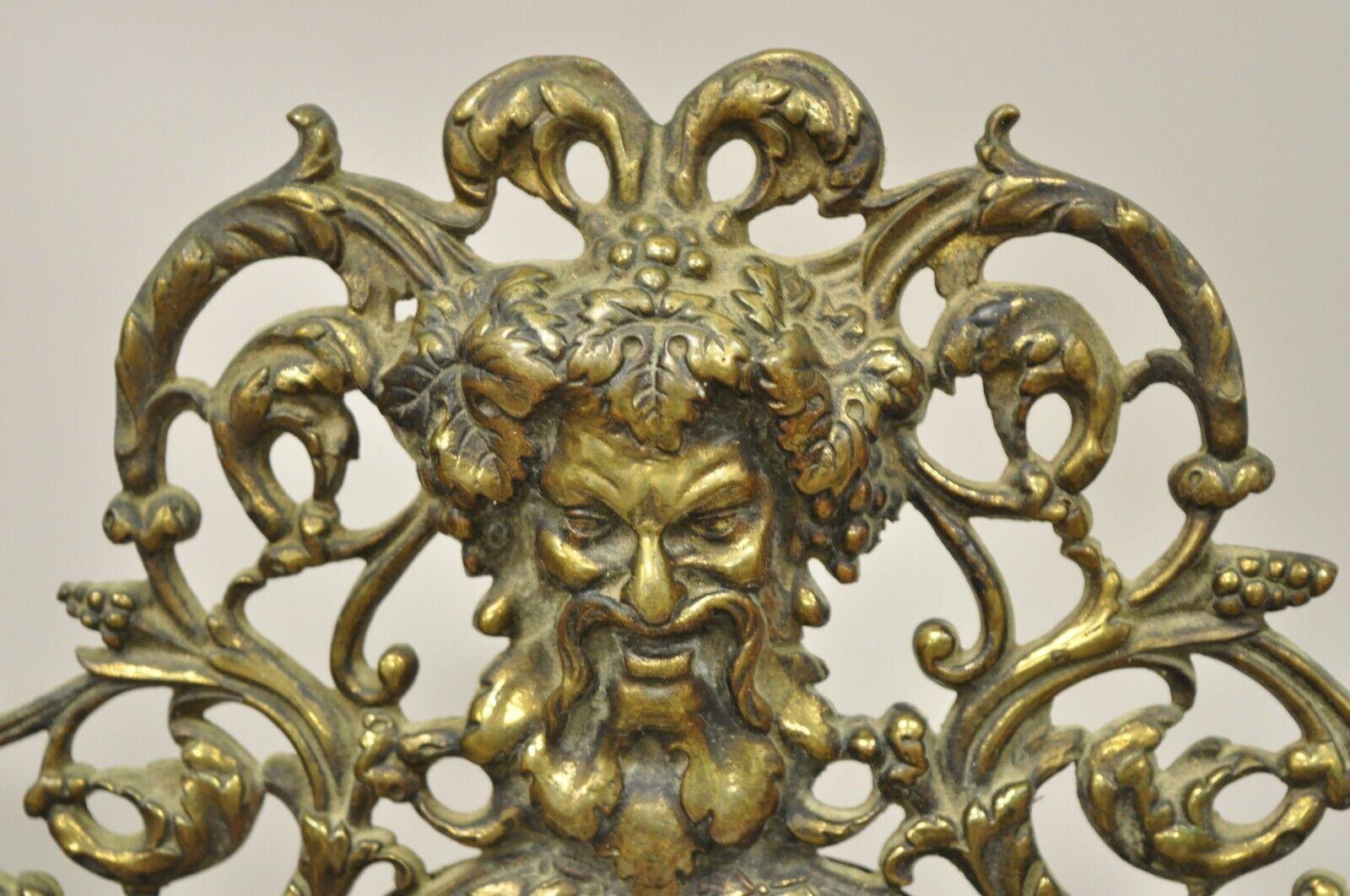 Renaissance Petit miroir de coiffeuse vintage français en laiton biseauté en verre avec visage de Bacchus en vente
