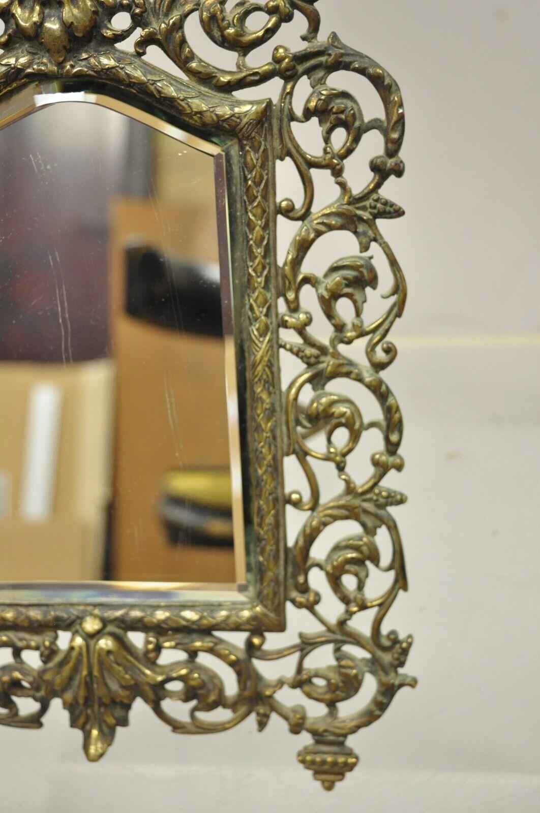 Verre Petit miroir de coiffeuse vintage français en laiton biseauté en verre avec visage de Bacchus en vente