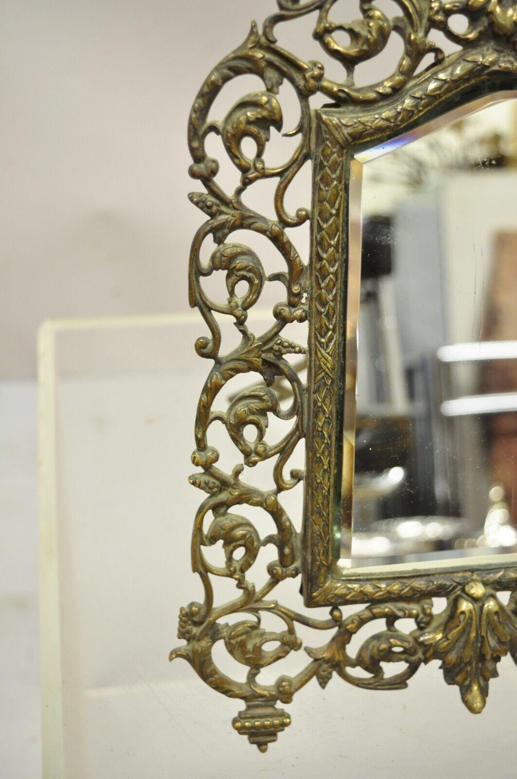 Petit miroir de coiffeuse vintage français en laiton biseauté en verre avec visage de Bacchus en vente 1