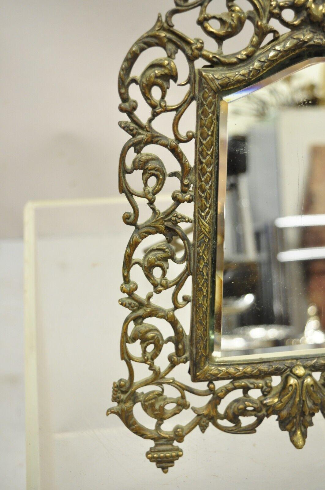 Petit miroir de coiffeuse vintage français en laiton biseauté en verre avec visage de Bacchus en vente 1