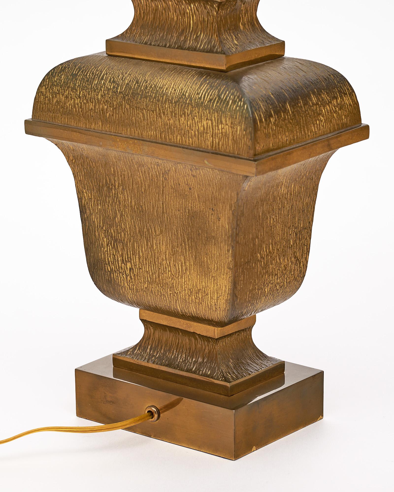Lámpara de mesa francesa vintage de latón de Maison Charles en venta 1