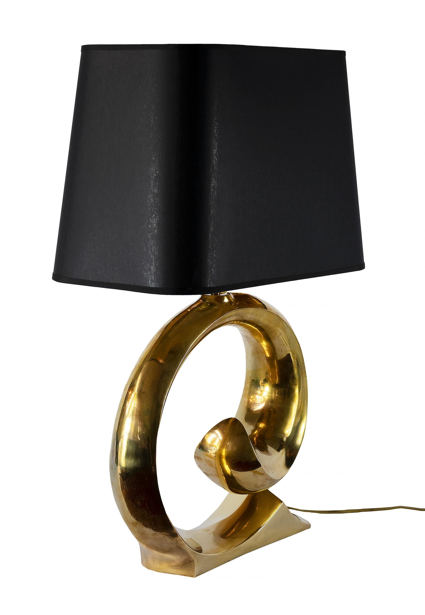 Lampe de table vintage en laiton de Pierre Carding des années 1970.
La lampe est équipée d'un nouvel abat-jour en textile noir avec intérieur doré.
La lampe comprend une ampoule E27.
 