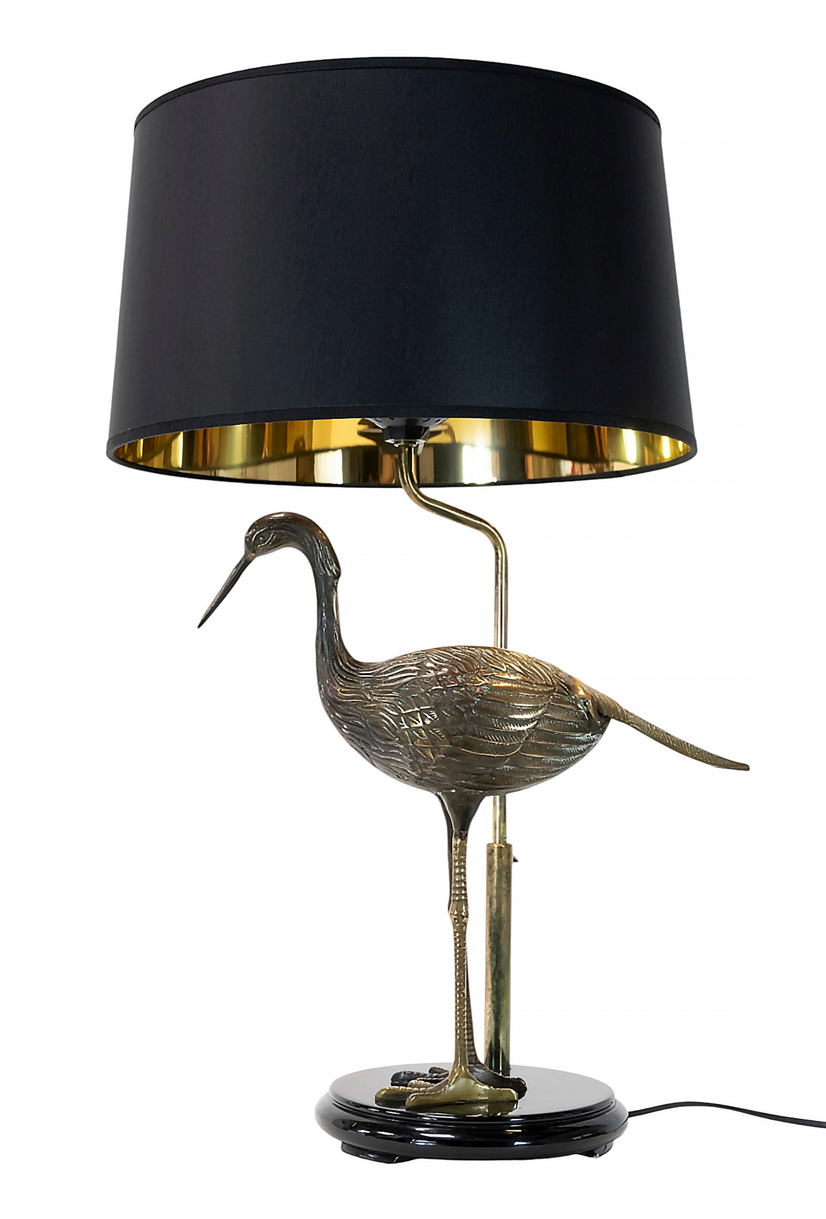 Lámpara de mesa francesa vintage con pájaro de latón sobre base de madera coloreada con pintura negra brillante, de Maison Charles.
Equipado con 1 casquillo de bombilla tipo E27 (bombilla no incluida) .
La lámpara tiene una nueva pantalla textil de