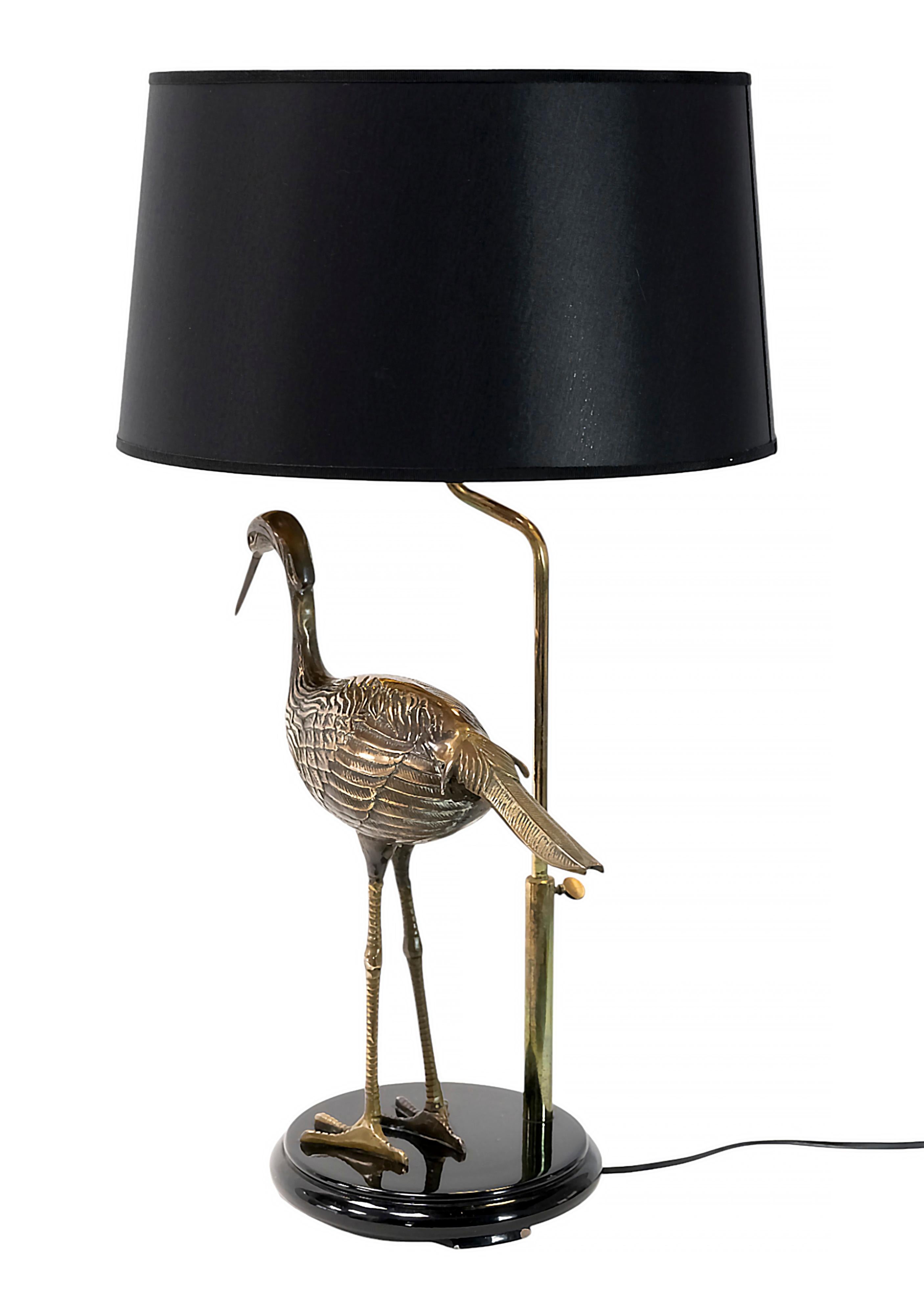 Lámpara de mesa francesa vintage de latón con figura de pájaro de Maison Charles Moderno de mediados de siglo en venta