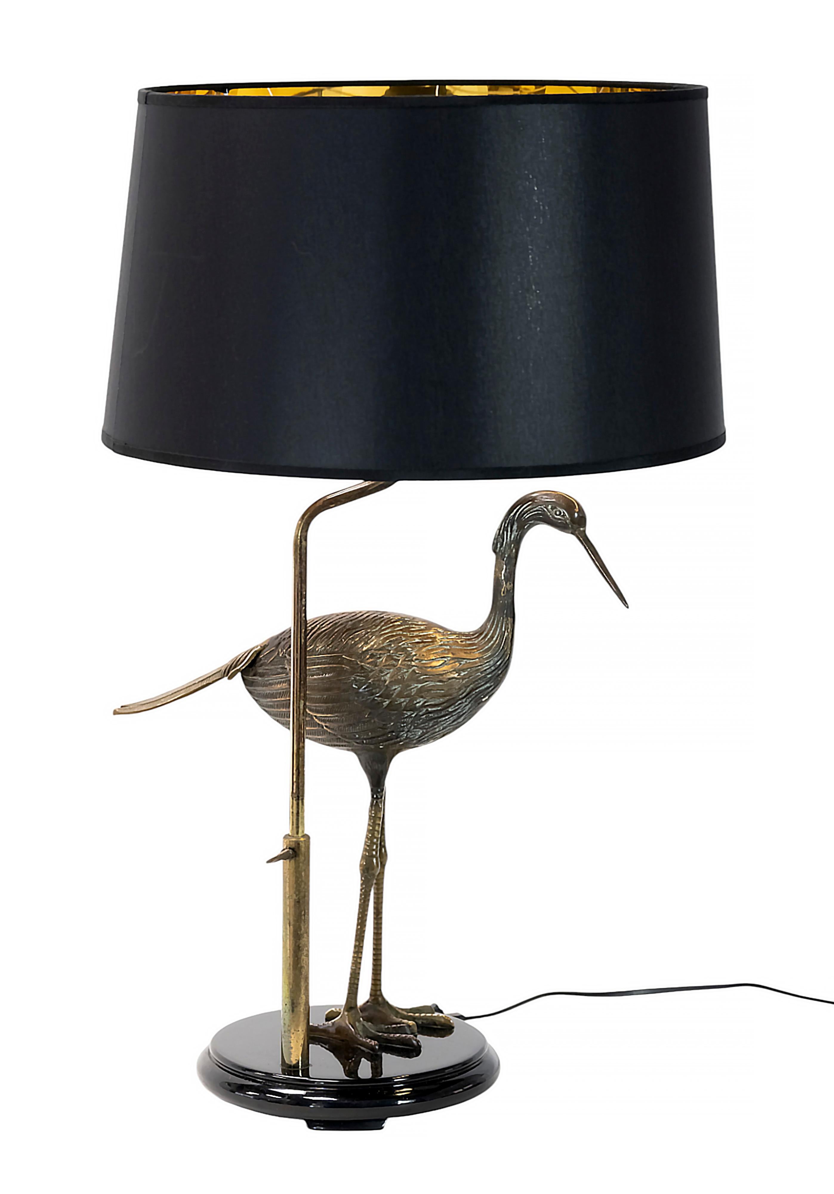 Lámpara de mesa francesa vintage de latón con figura de pájaro de Maison Charles Francés en venta
