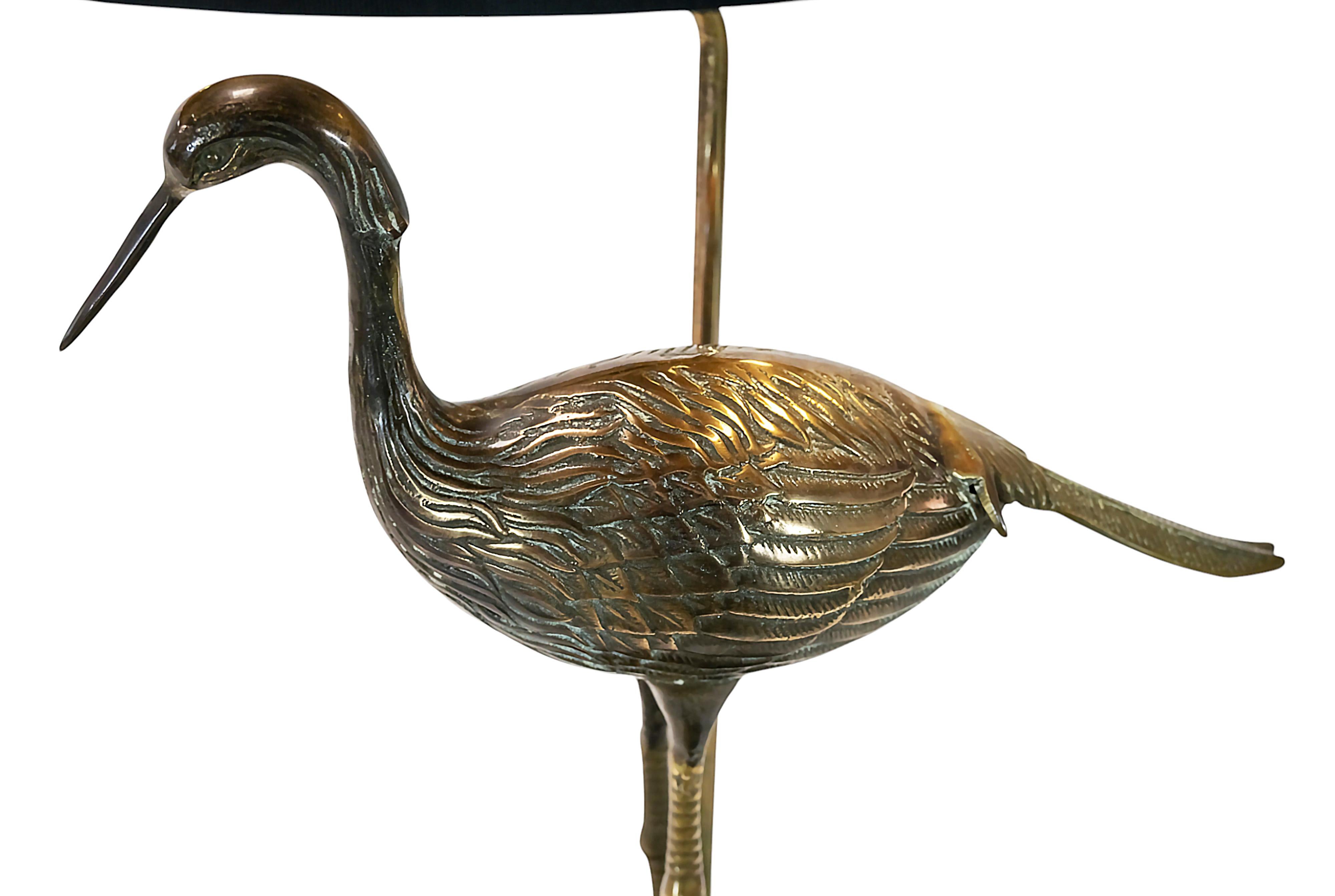 Lámpara de mesa francesa vintage de latón con figura de pájaro de Maison Charles siglo XX en venta