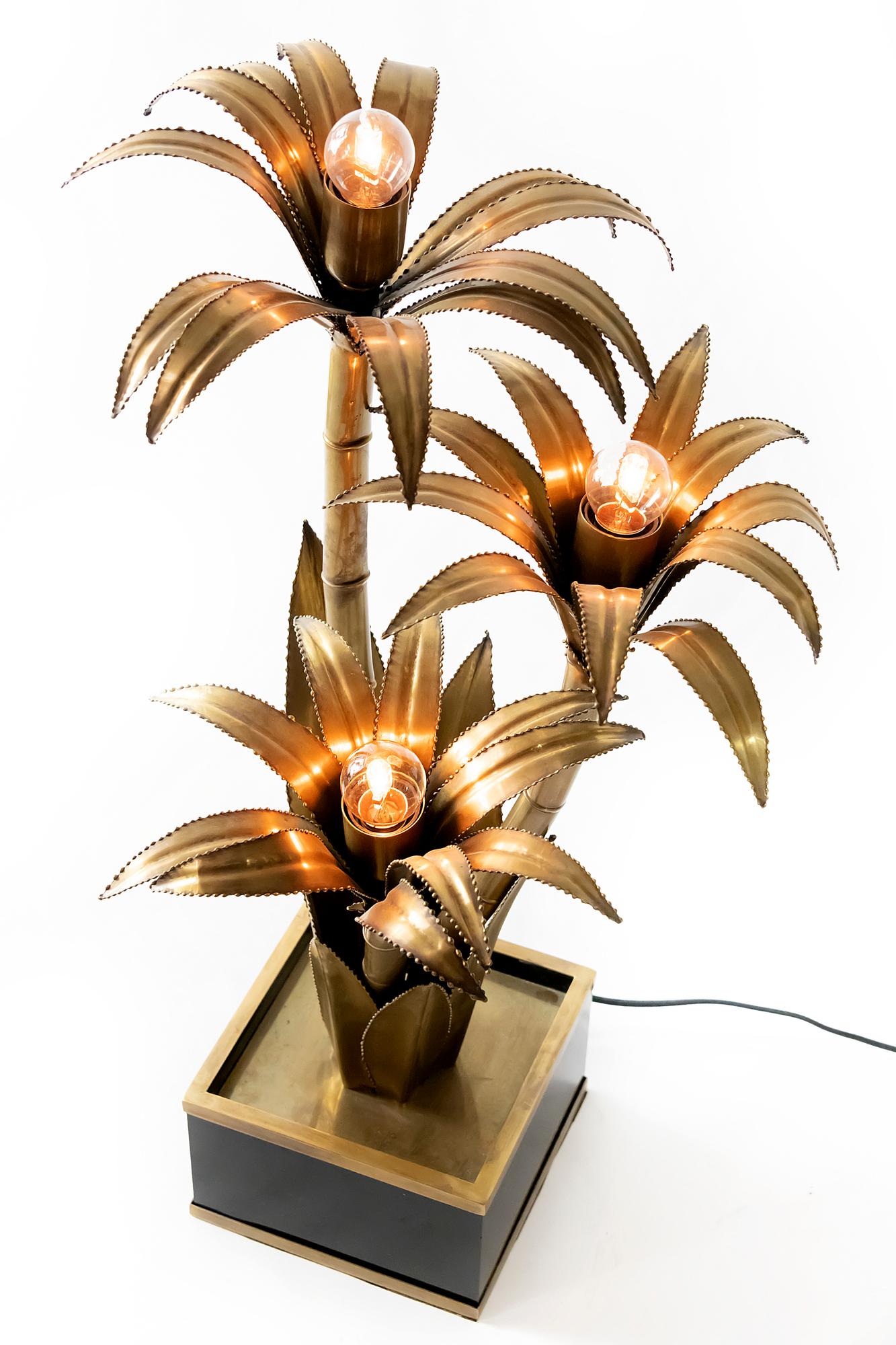 Vintage French table lamp with brass palm floral decor in Maison Jansen style.
It includes 3 pieces of E27 bulbs.
  