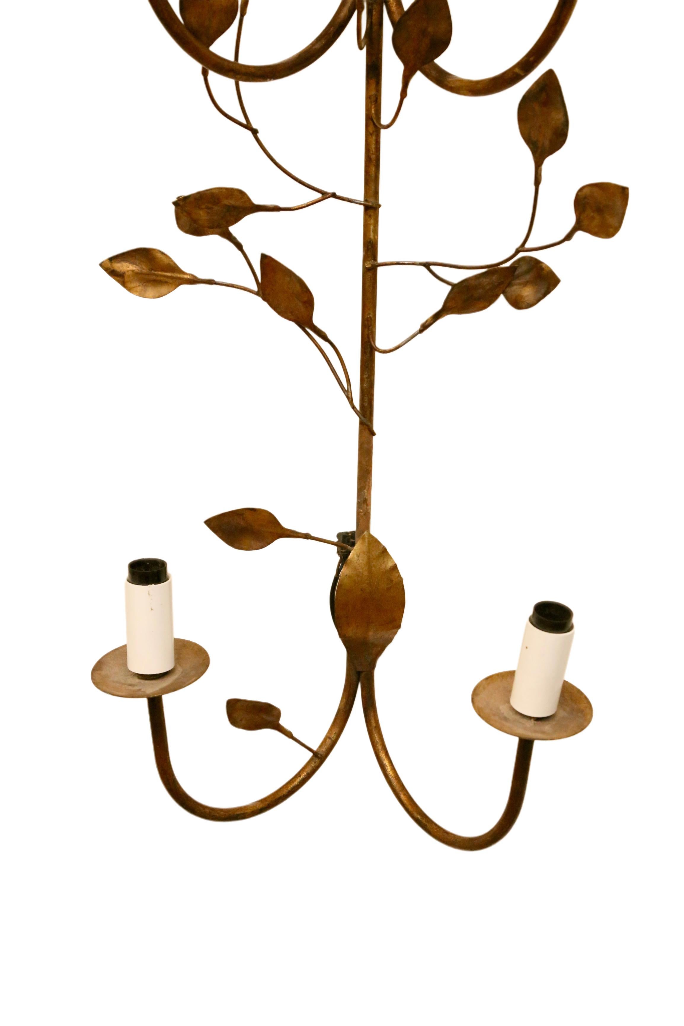 Vintage Französisch Messing Wandleuchte mit Blatt-Motiv - 1950er Jahre Mid-Century Design

Beleuchten Sie Ihren Raum mit dieser exquisiten Wandleuchte aus französischem Messing im Vintage-Stil, einem atemberaubenden Beispiel für das Design der Mitte