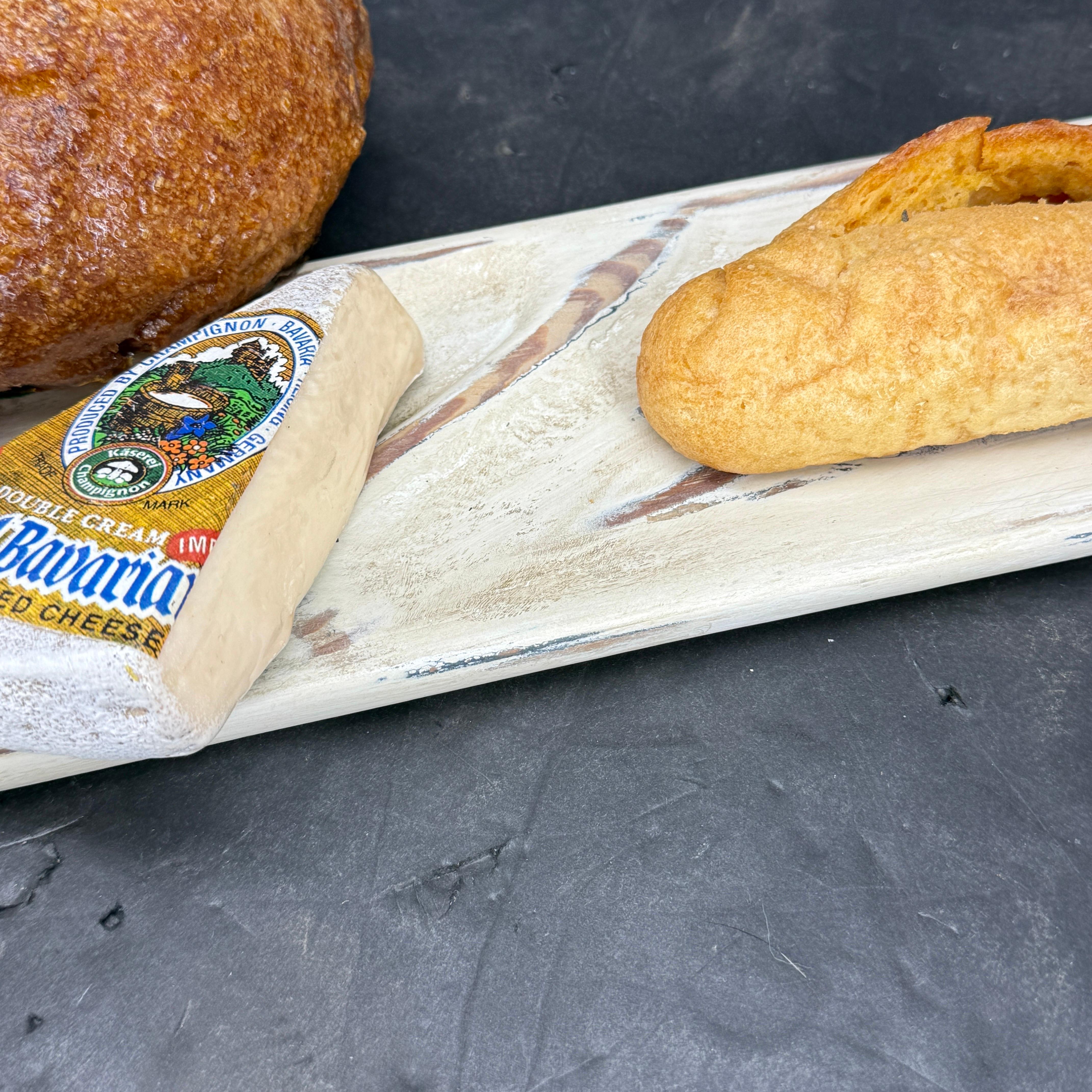 Autrefois indispensables dans les boulangeries de village, ces planches incarnent le savoir-faire artisanal qui définissait le commerce rural provençal. Aujourd'hui, il transforme n'importe quel espace grâce à son authenticité rustique, qu'il