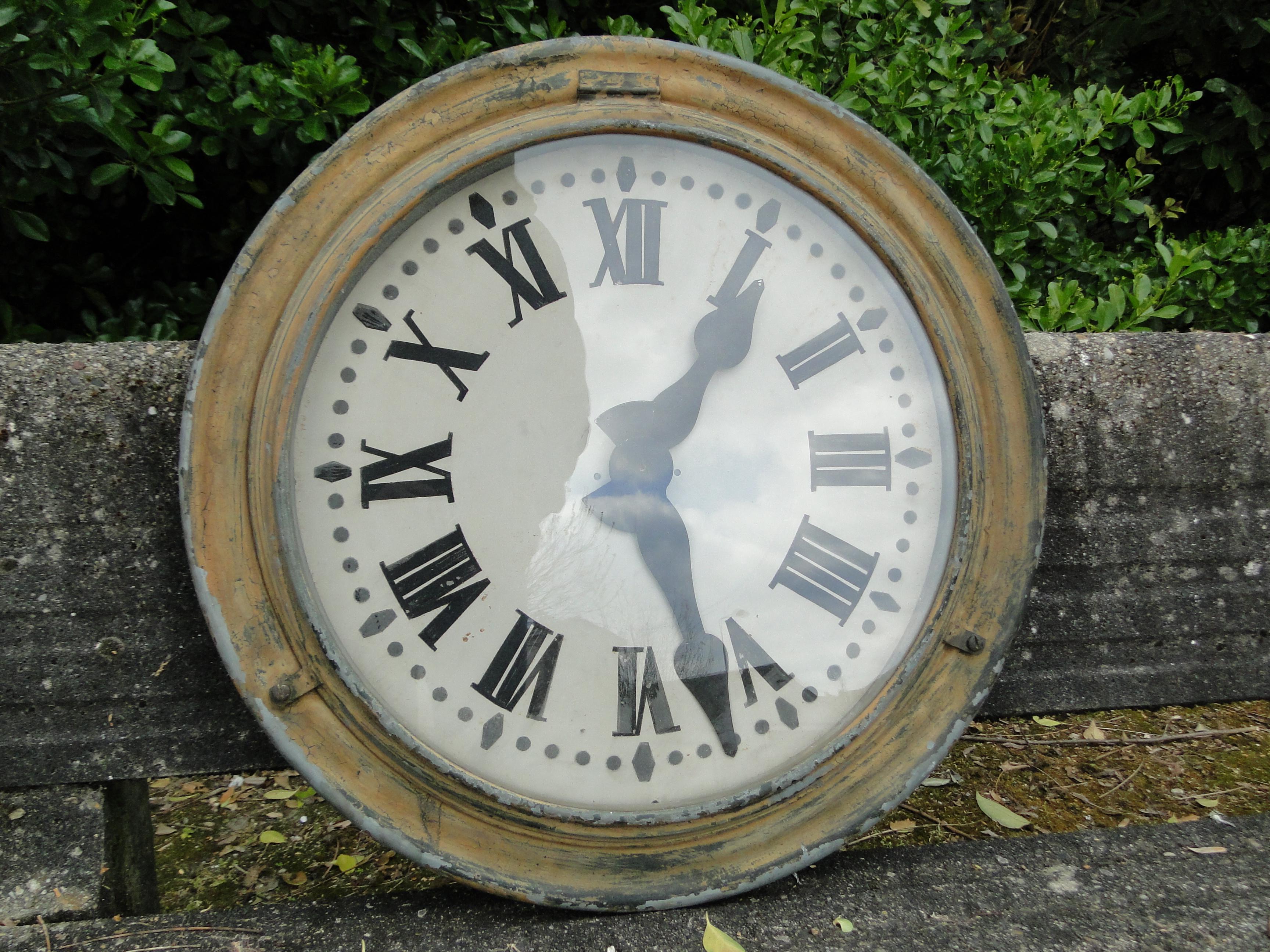 Vintage French station - Railway - Factory Brillie clock

The frame is metal with glass - The faces are painted

Measures: Diameter 26,37 inch

Original vintage conditon

Quartz movement to review
original needles

It was in 1898 that
