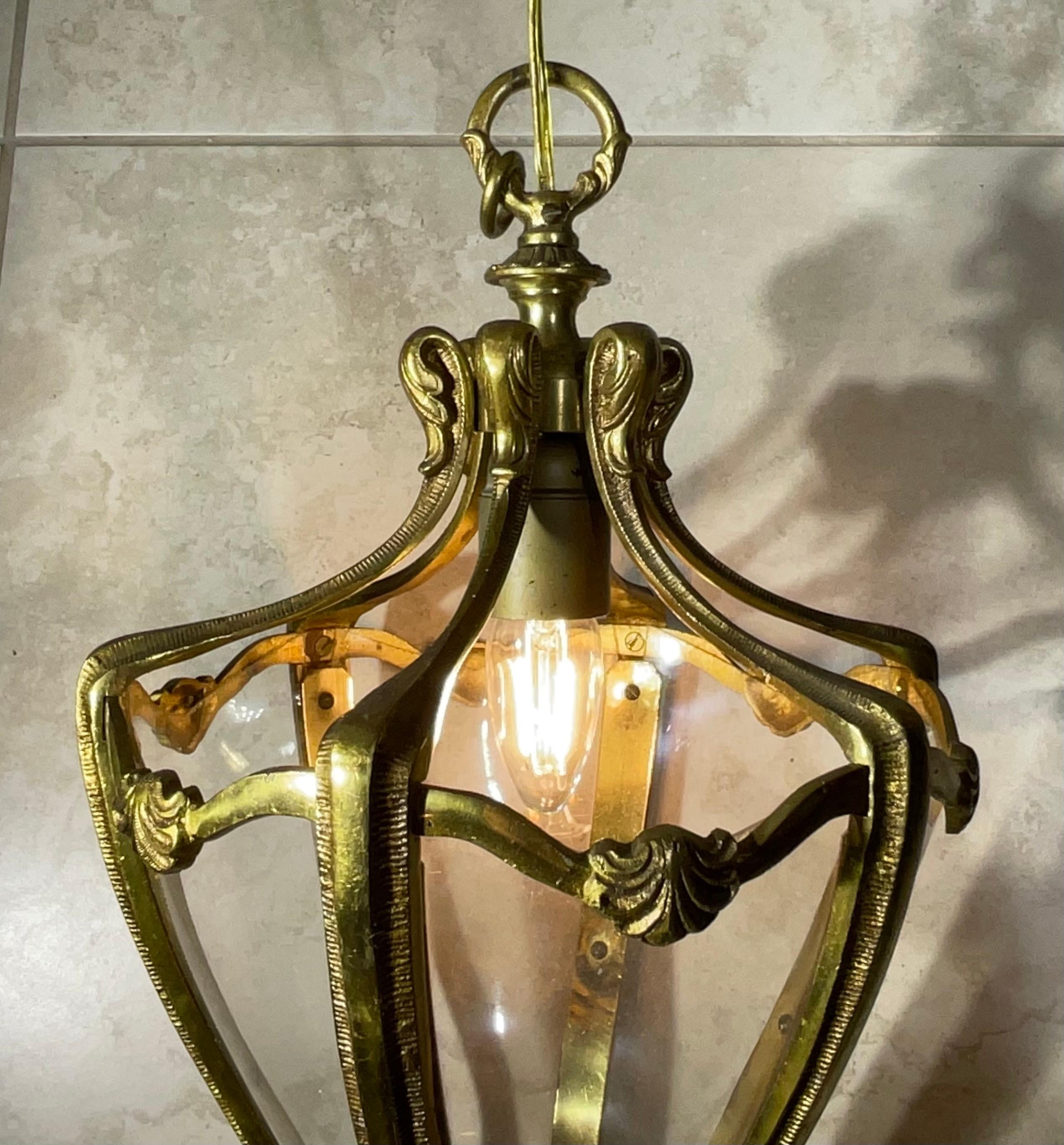 

Questa elegante lanterna a sospensione in bronzo francese vintage è un vero capolavoro di artigianato e design. Emana un'eleganza senza tempo e aggiungerà un tocco di raffinatezza europea a qualsiasi spazio.
Questa lanterna è realizzata con