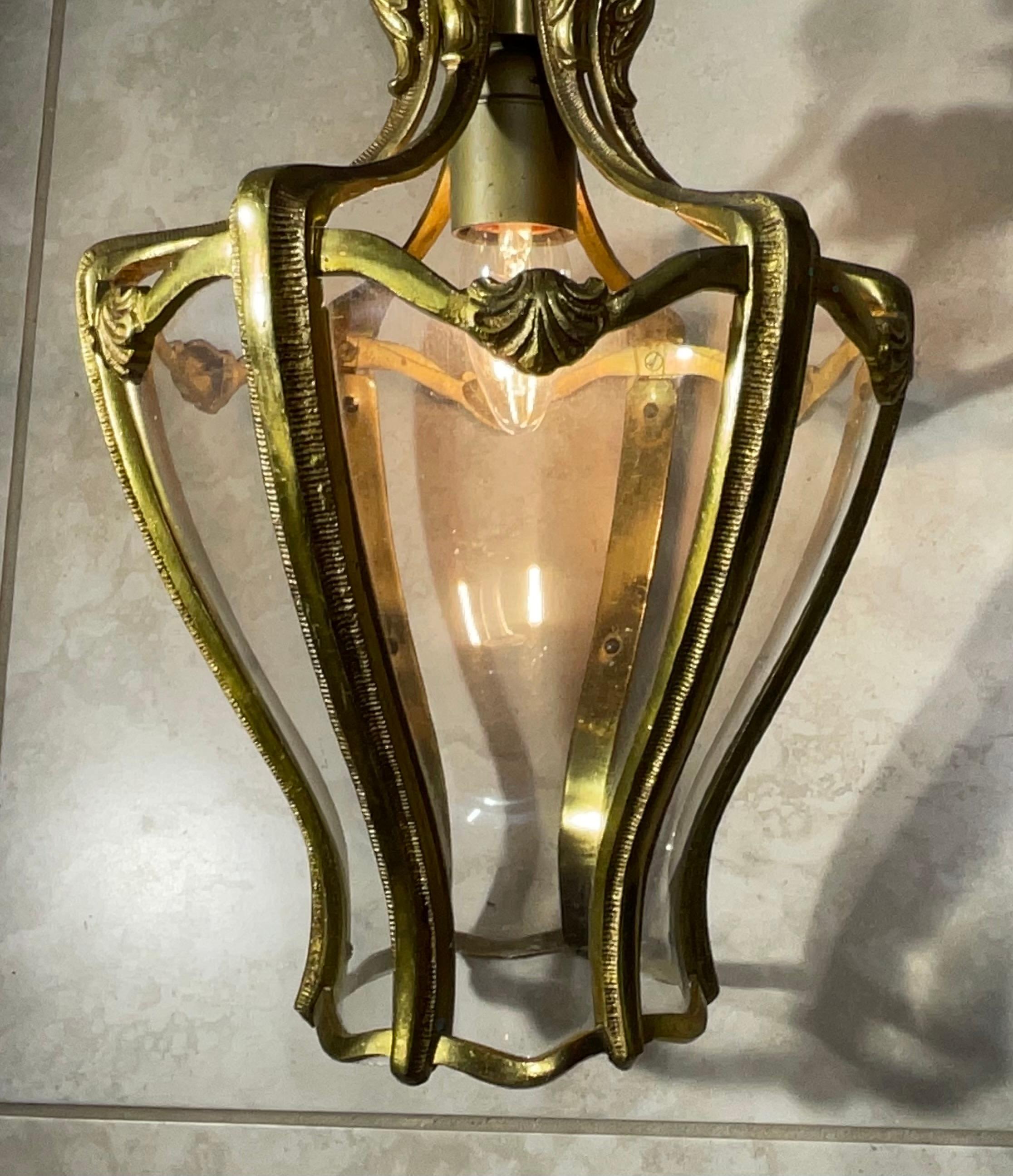 Francese Lampada a sospensione a lanterna in bronzo francese vintage in vendita