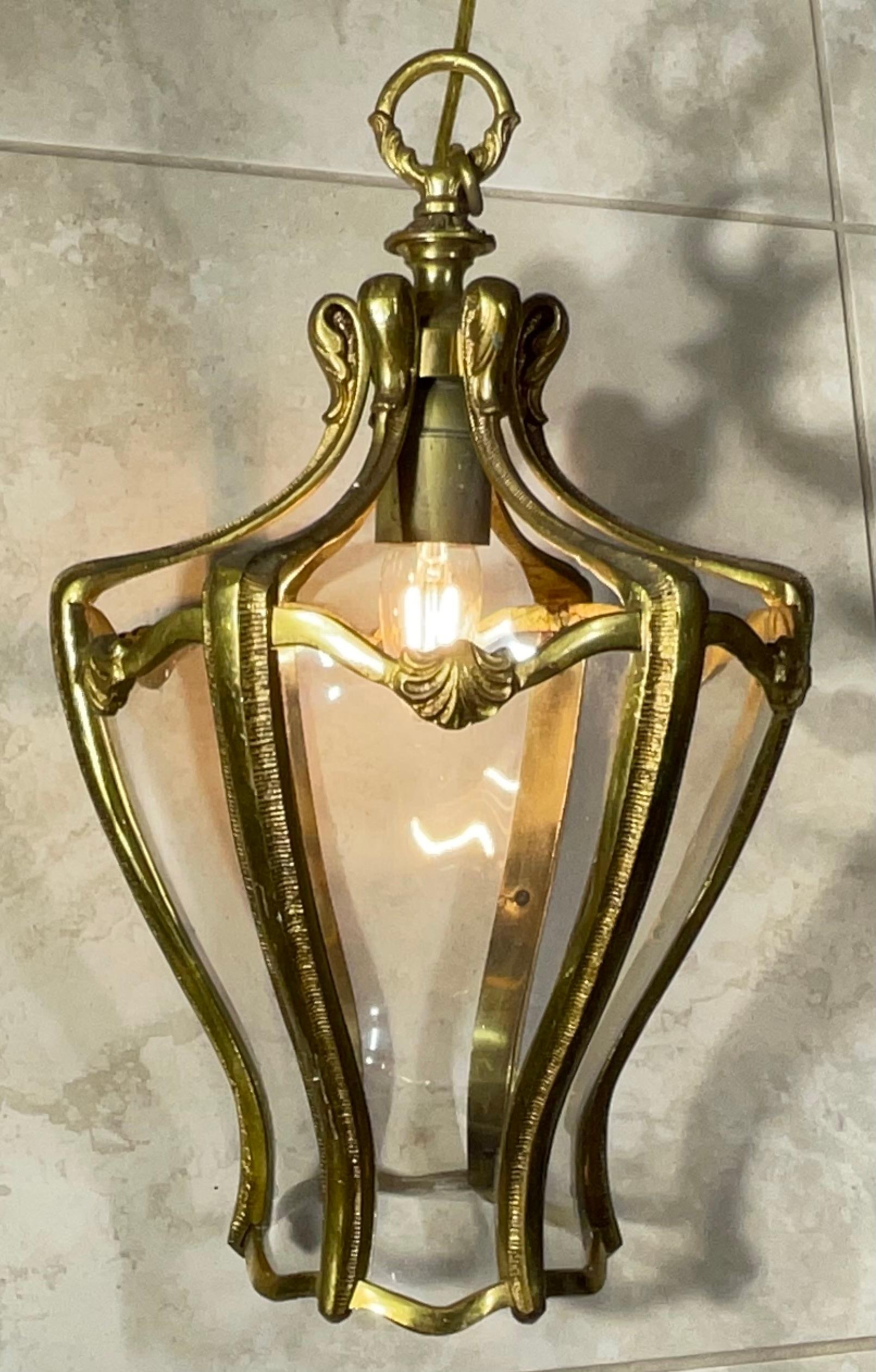 Lampada a sospensione a lanterna in bronzo francese vintage In condizioni buone in vendita a Delray Beach, FL