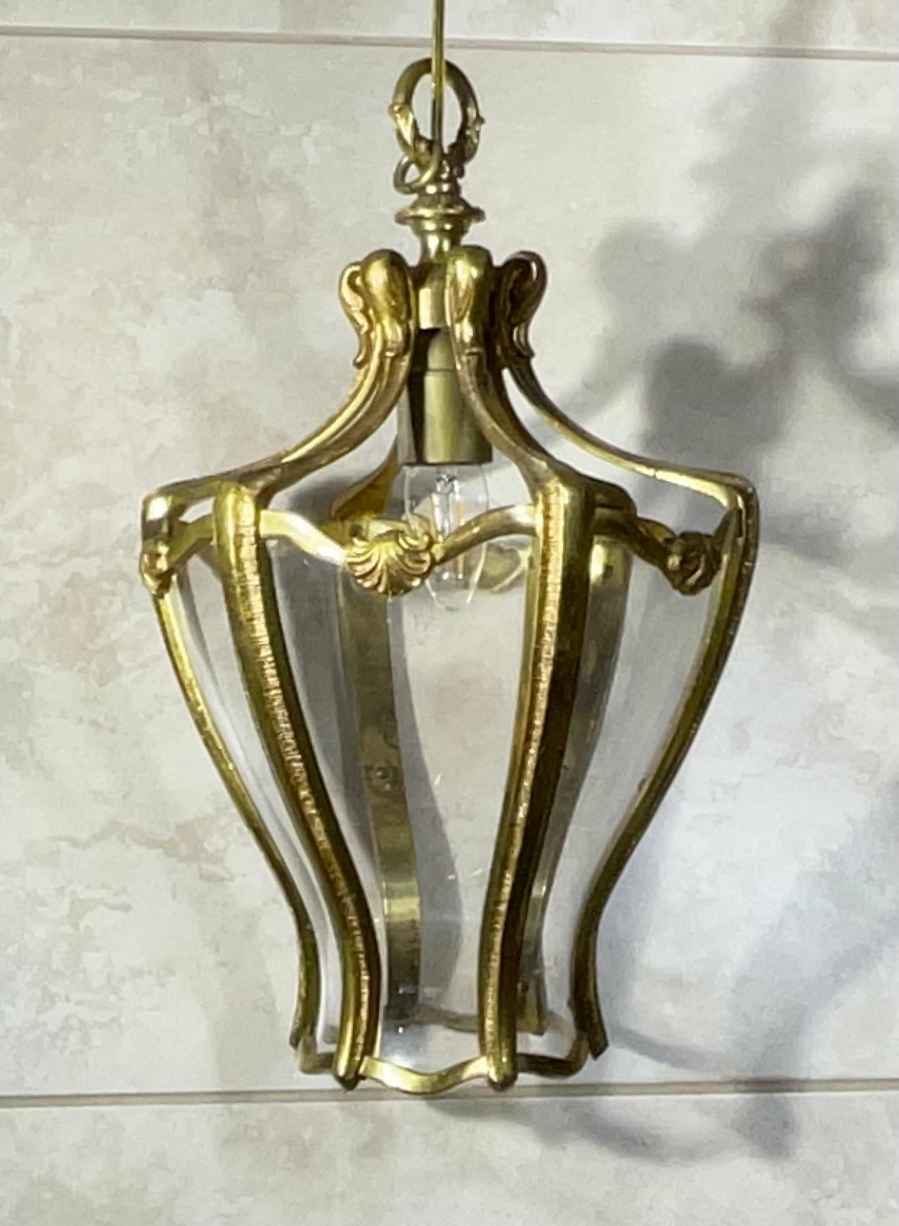 Bronzo Lampada a sospensione a lanterna in bronzo francese vintage in vendita