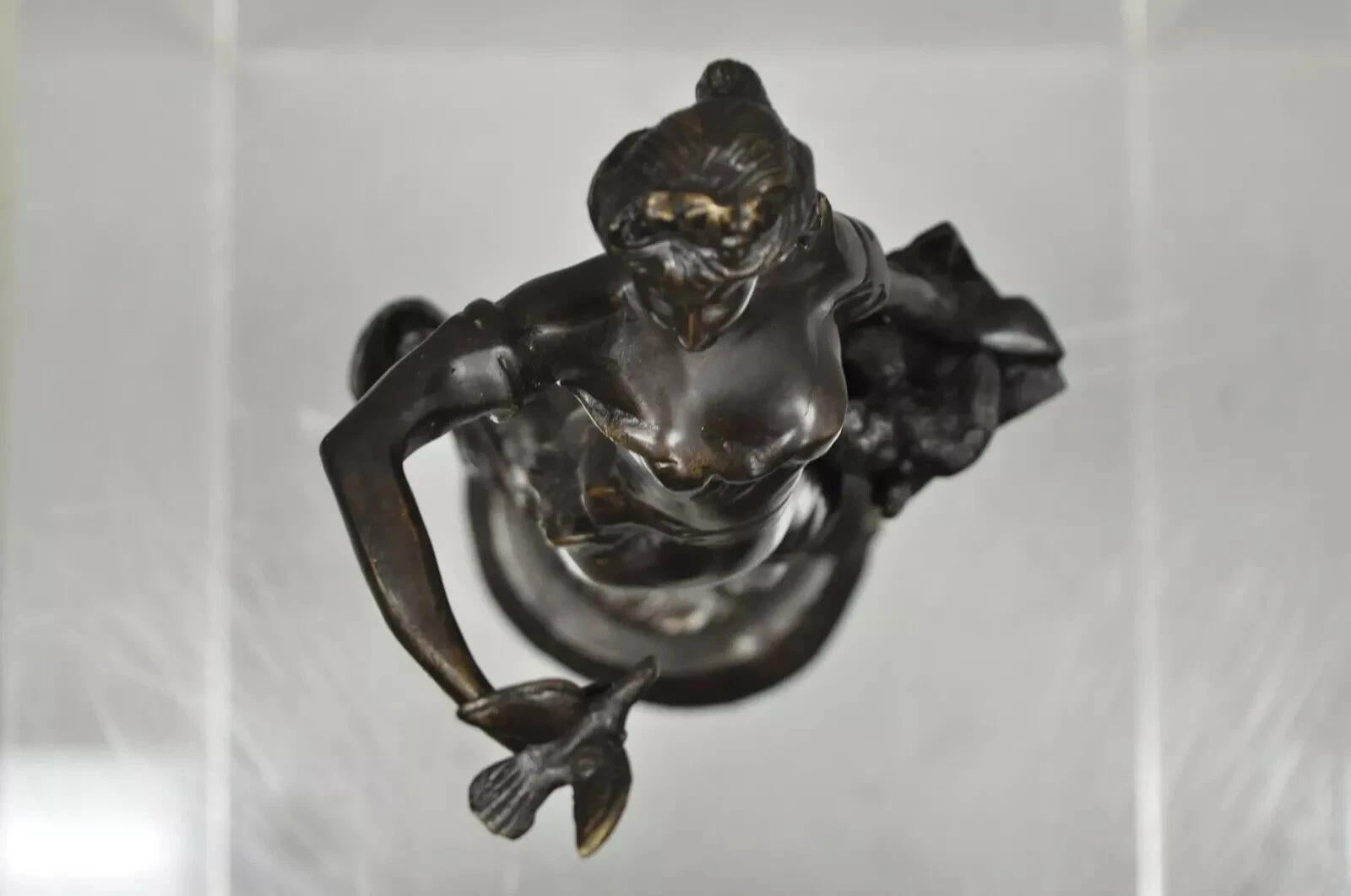 Scultura francese vintage in bronzo di donna con uccelli e cesto di Emile Guillemin in vendita 4