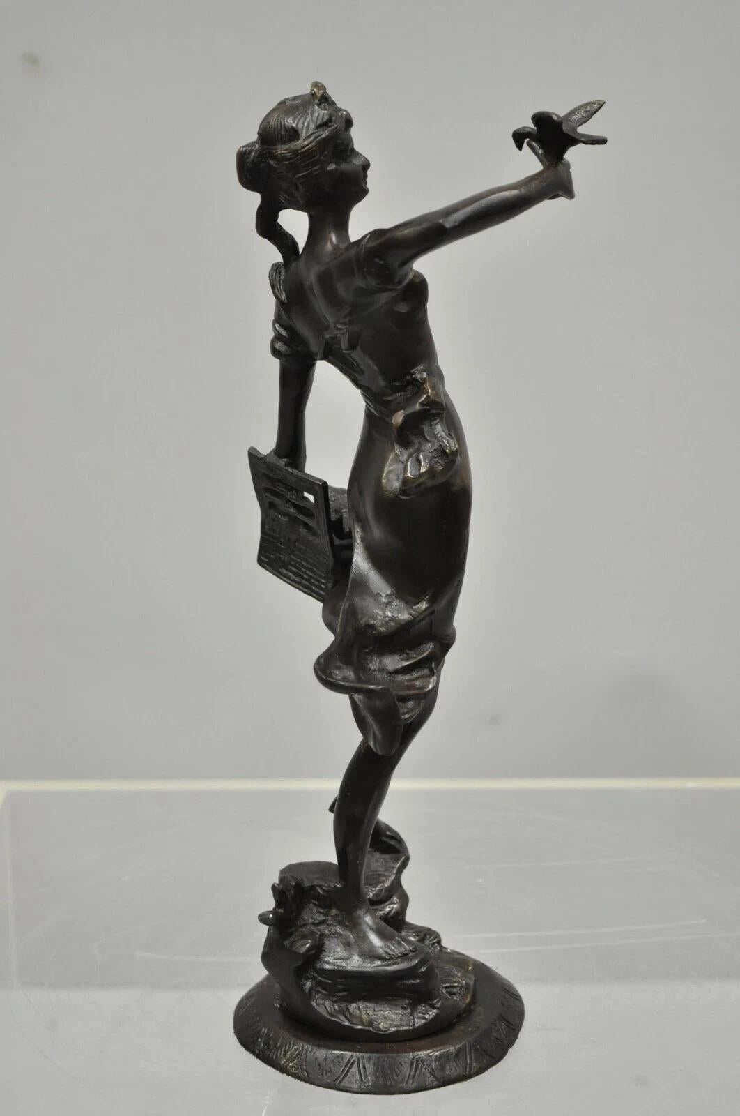 Scultura francese vintage in bronzo di donna con uccelli e cesto di Emile Guillemin in vendita 5