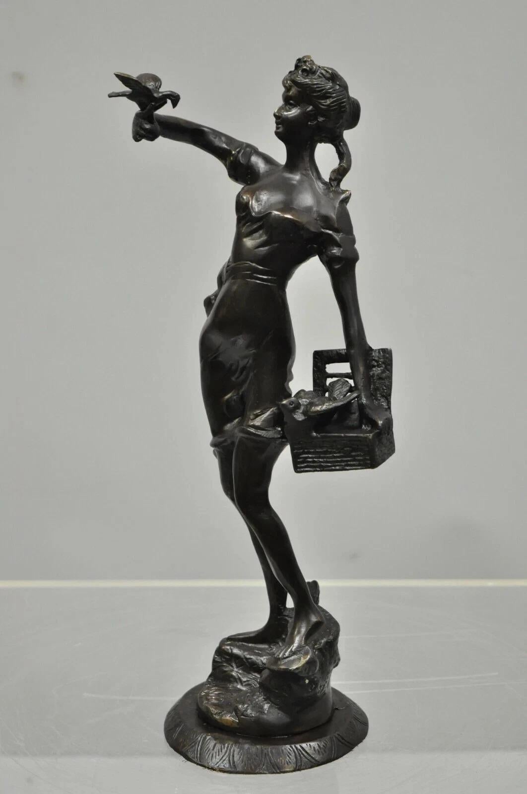 Scultura francese d'epoca in bronzo di donna con uccelli e cesto di Emile Guillemin, non marcata. Qualità molto buona. Circa alla fine del XX secolo. Misure: 14,5