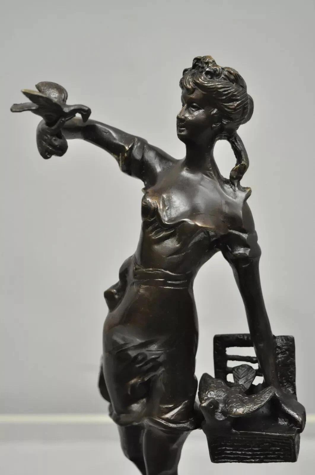 Vittoriano Scultura francese vintage in bronzo di donna con uccelli e cesto di Emile Guillemin in vendita