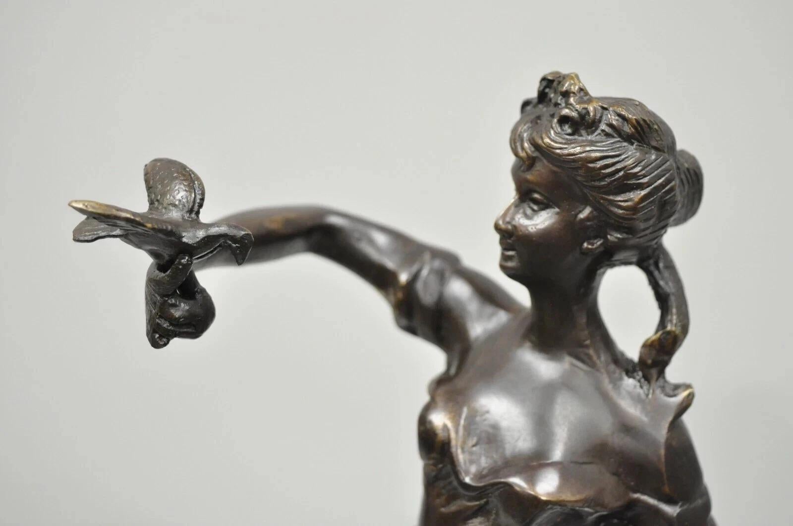 Sconosciuto Scultura francese vintage in bronzo di donna con uccelli e cesto di Emile Guillemin in vendita