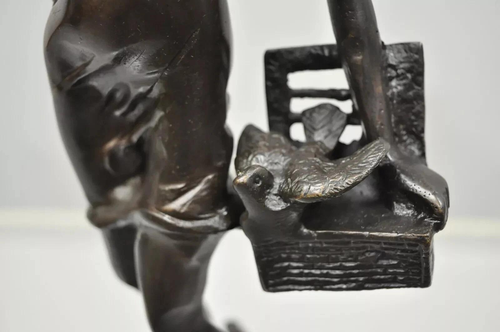 XX secolo Scultura francese vintage in bronzo di donna con uccelli e cesto di Emile Guillemin in vendita
