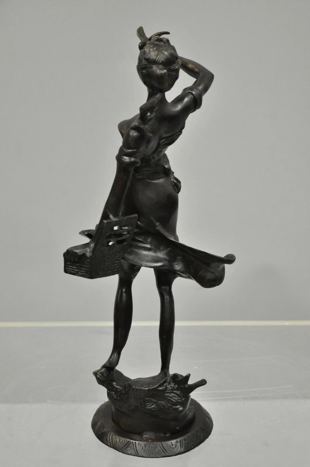 Scultura francese vintage in bronzo di donna con uccelli e cesto di Emile Guillemin in vendita 1