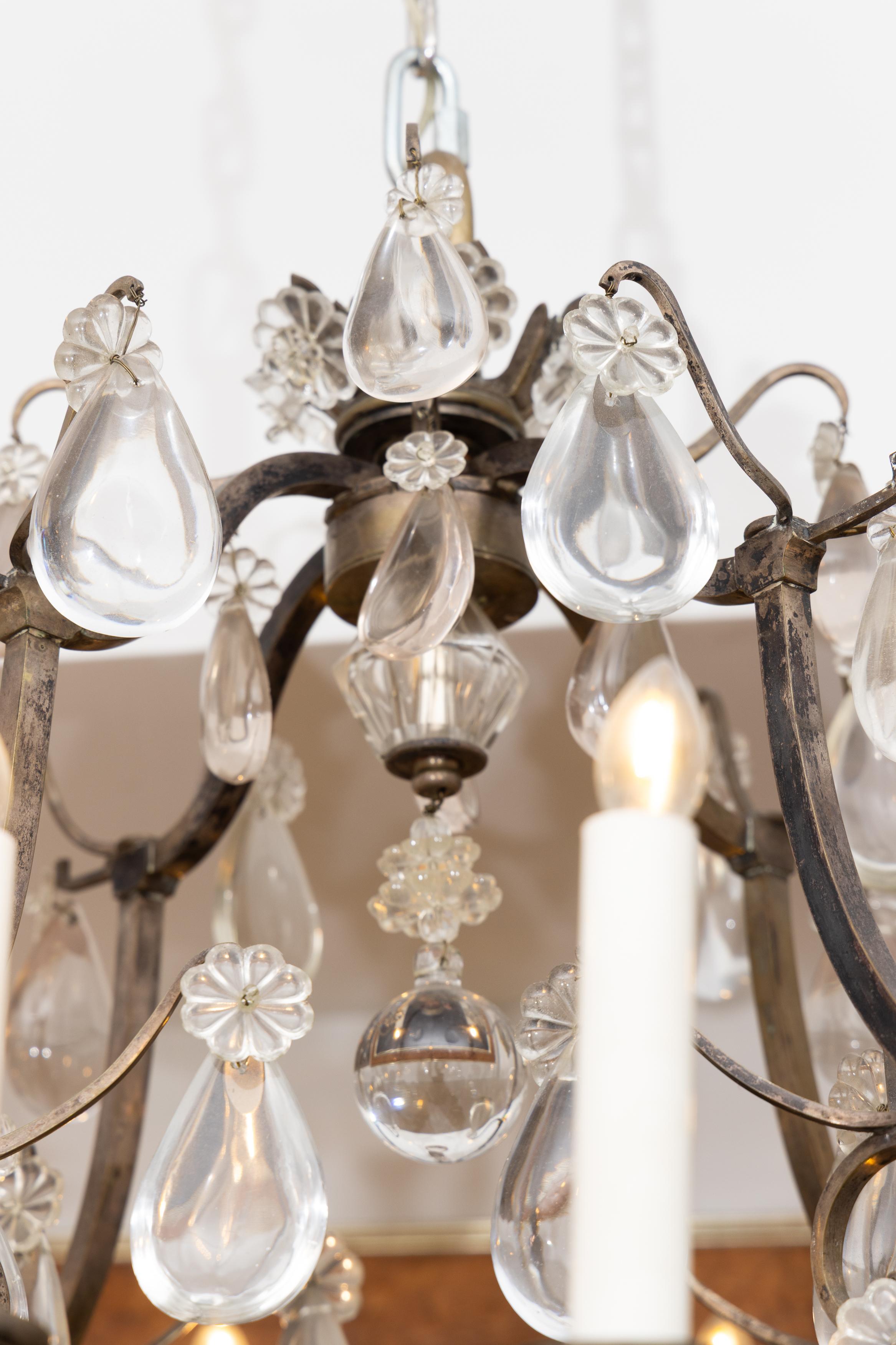 Bronzato Lampadario francese d'epoca in metallo bronzato e cristallo in vendita