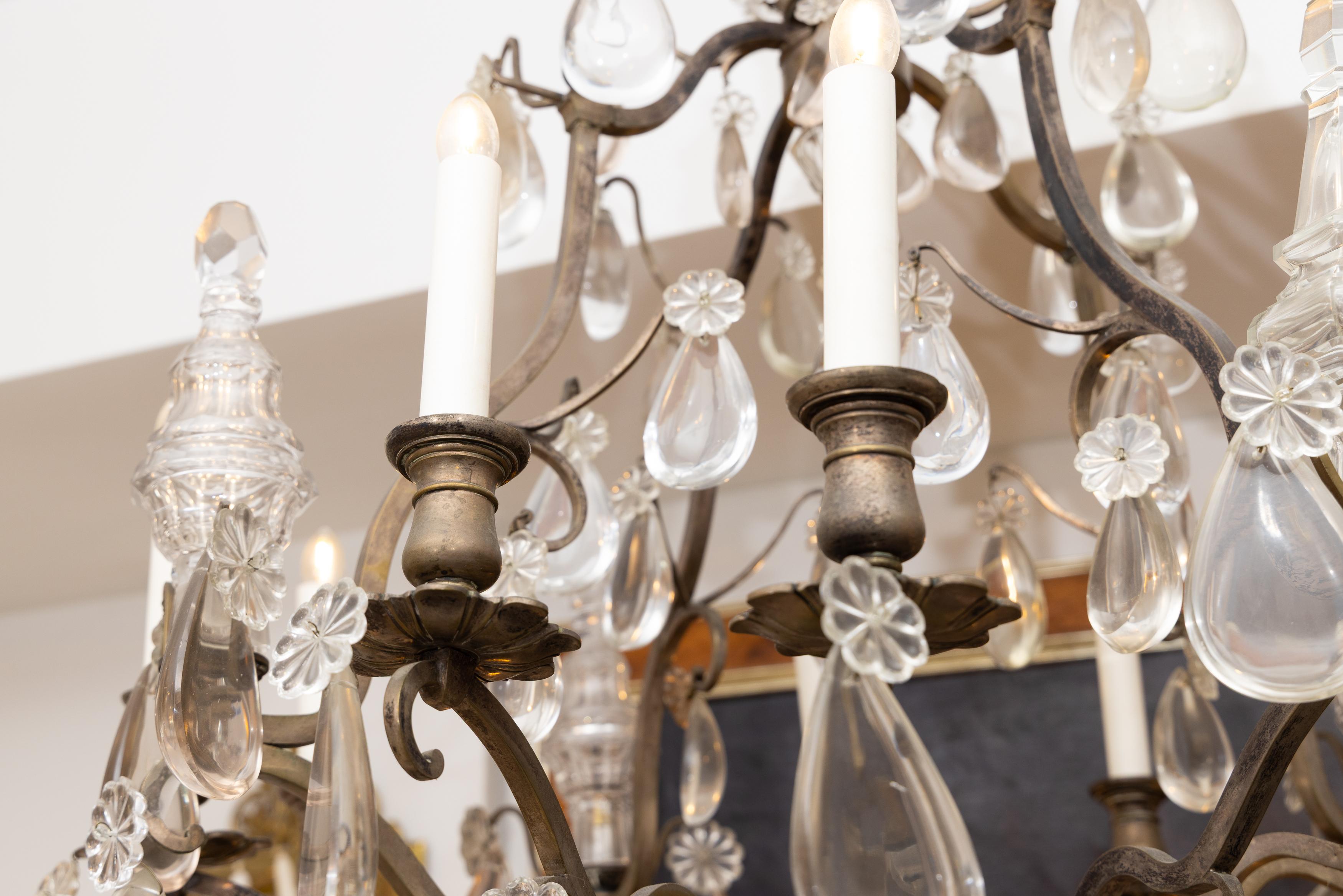 Lampadario francese d'epoca in metallo bronzato e cristallo In condizioni buone in vendita a WEST PALM BEACH, FL