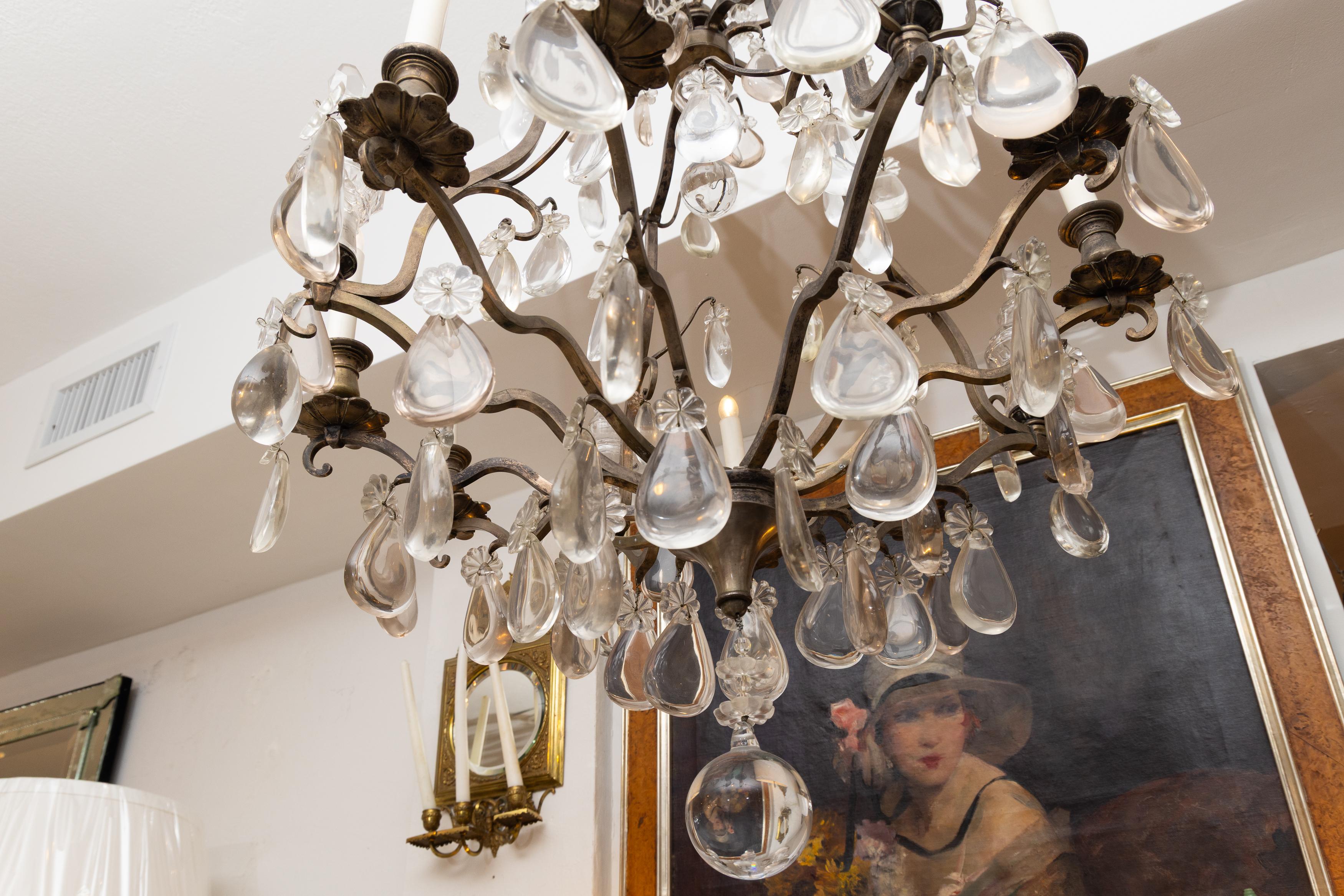 XX secolo Lampadario francese d'epoca in metallo bronzato e cristallo in vendita