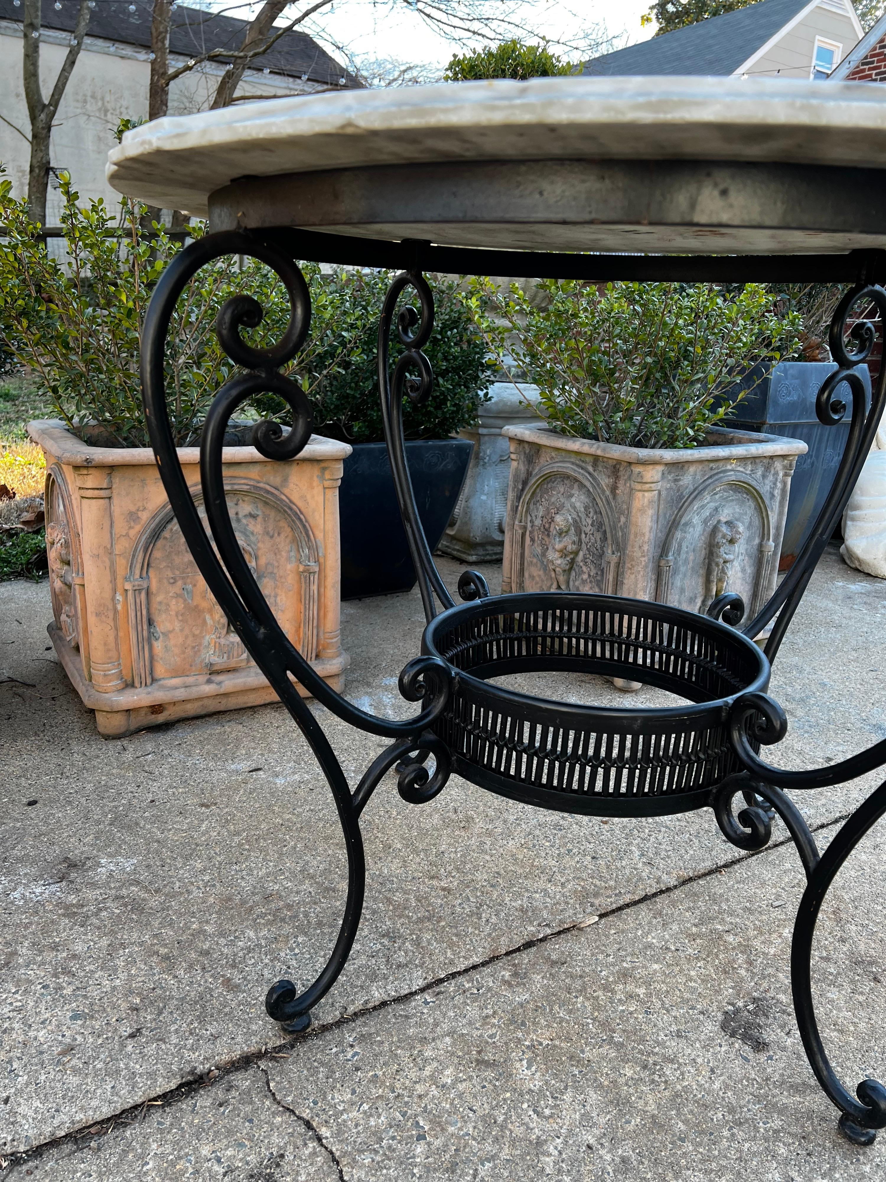 Mesa de jardín francesa vintage de metal bronceado con tapa de mármol siglo XX en venta