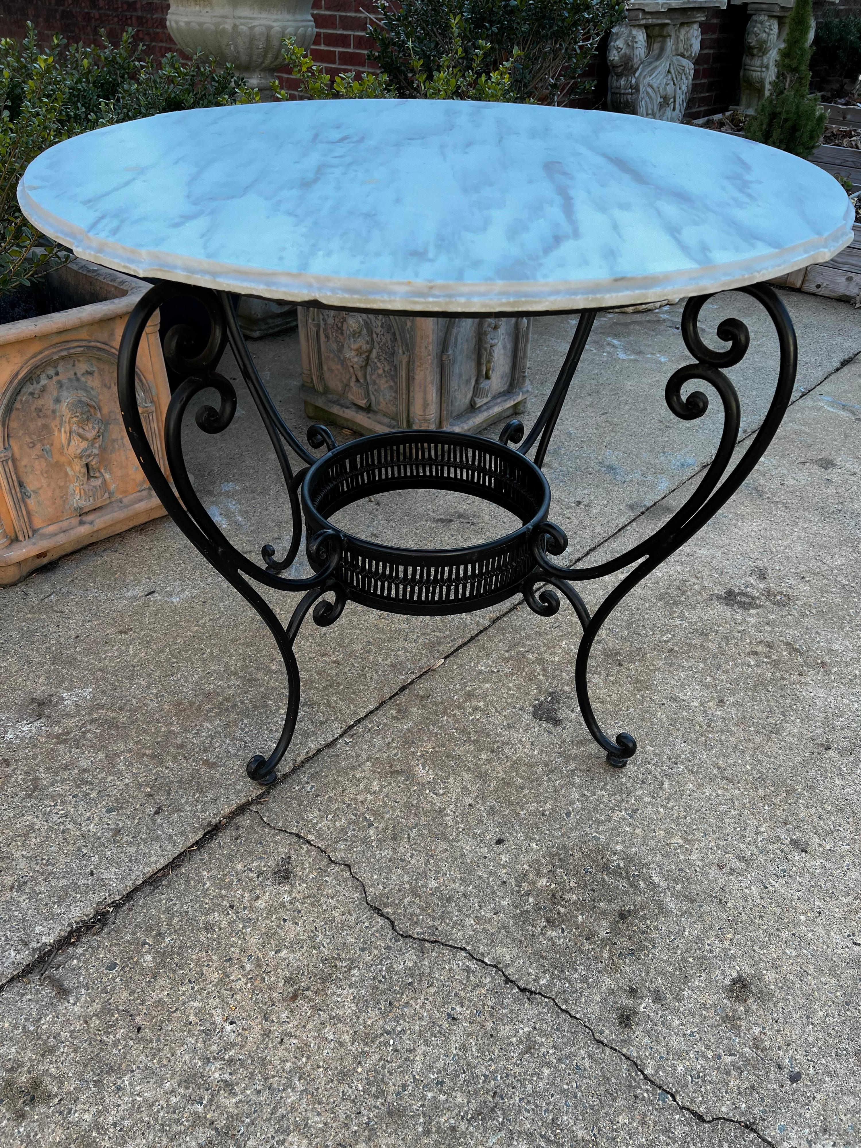 Mesa de jardín francesa vintage de metal bronceado con tapa de mármol en venta 3