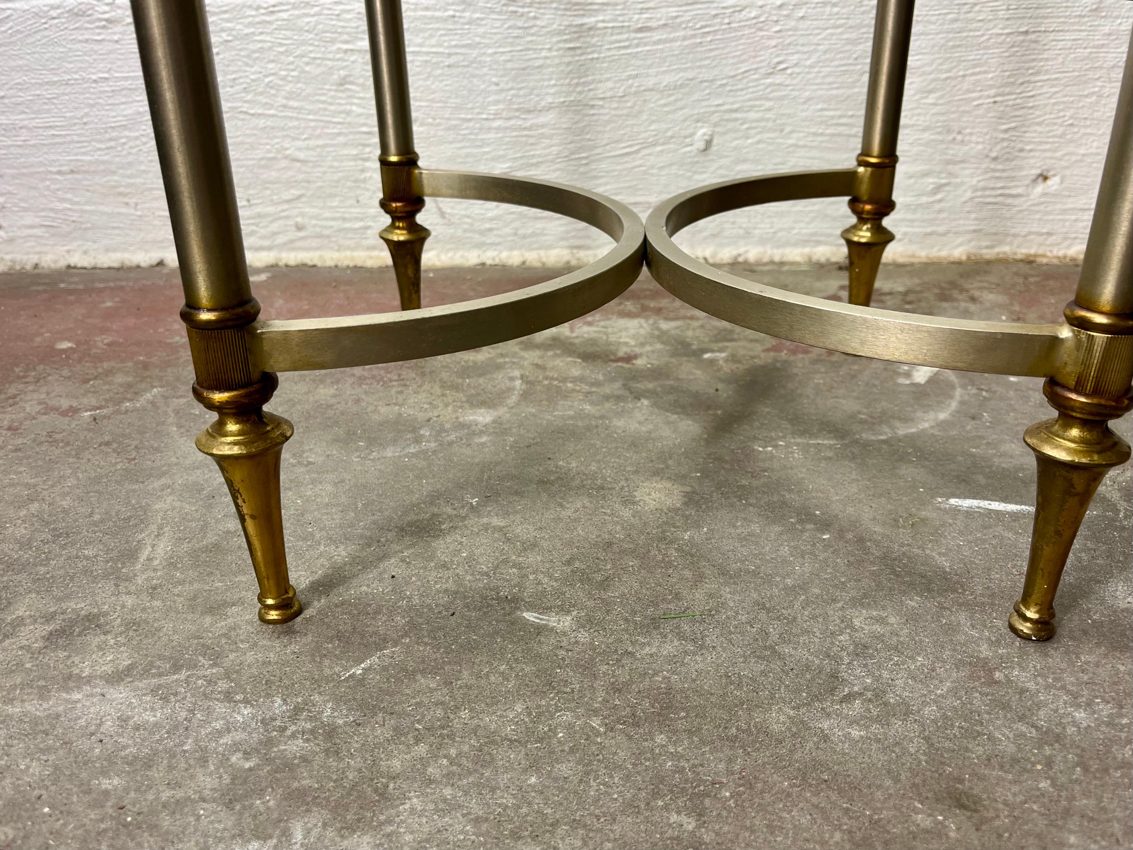 Einzigartiger und eleganter Vintage-Hochständer aus gebürstetem Stahl und Messing in der Art von Maison Jansen. Der Ständer hat eine quadratische Form mit einer Galerie aus massivem Messing, einer eingelassenen Glasplatte, einem Rahmen aus