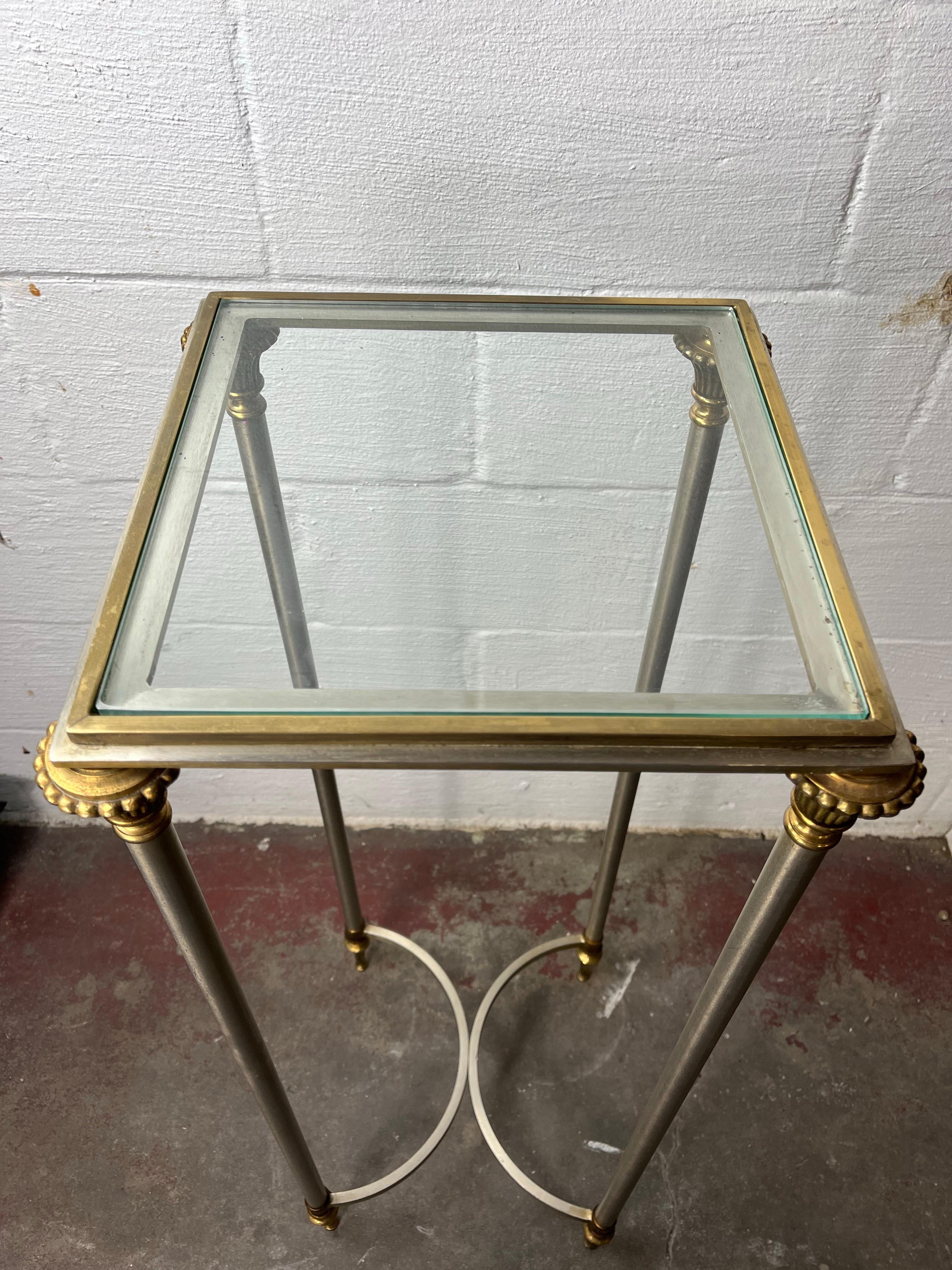 Vintage Französisch gebürstetem Stahl und Messing neoklassischen Directoire Tisch Stand (Gebürstet) im Angebot