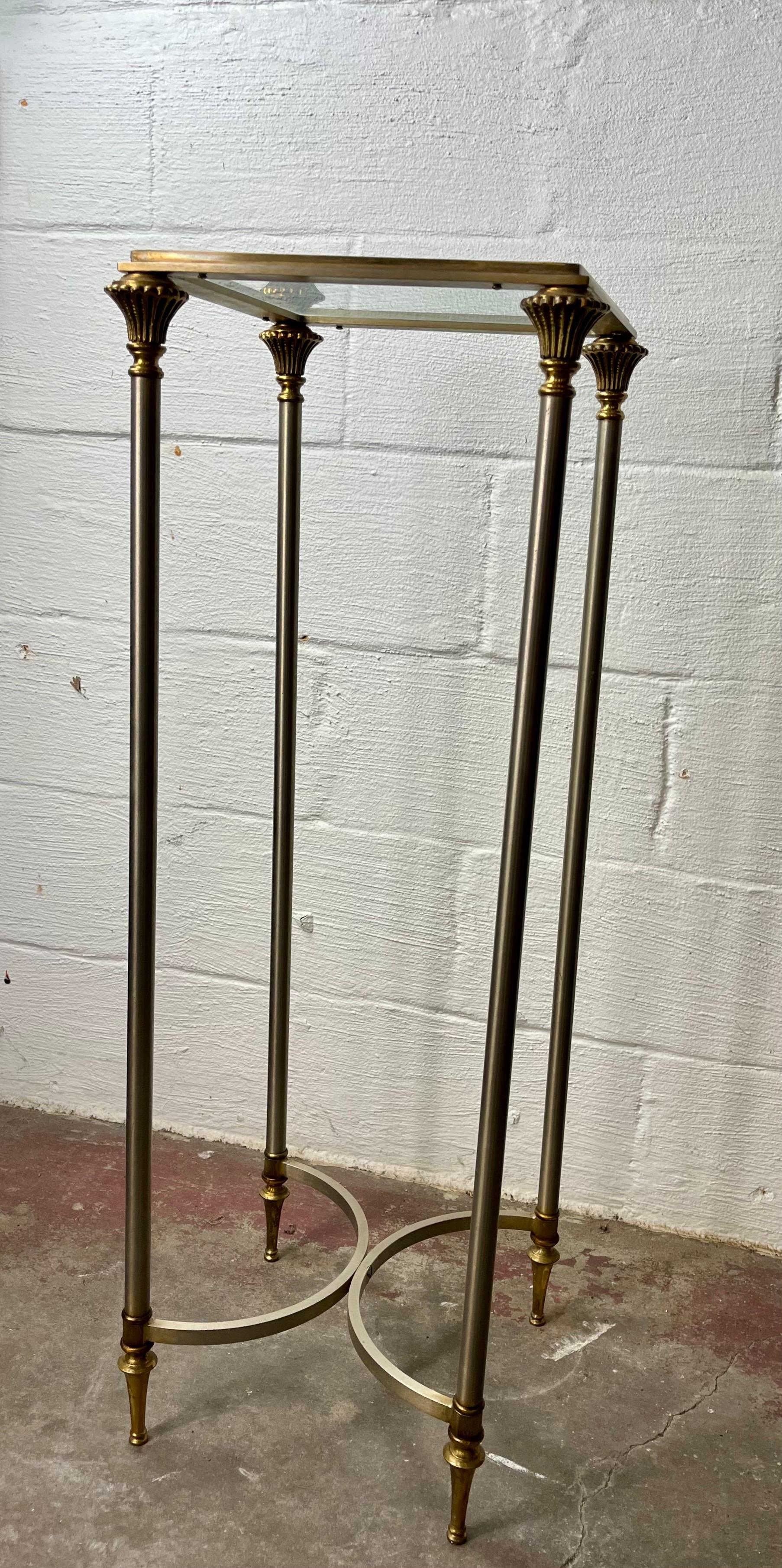 Vintage Französisch gebürstetem Stahl und Messing neoklassischen Directoire Tisch Stand im Zustand „Gut“ im Angebot in W Allenhurst, NJ