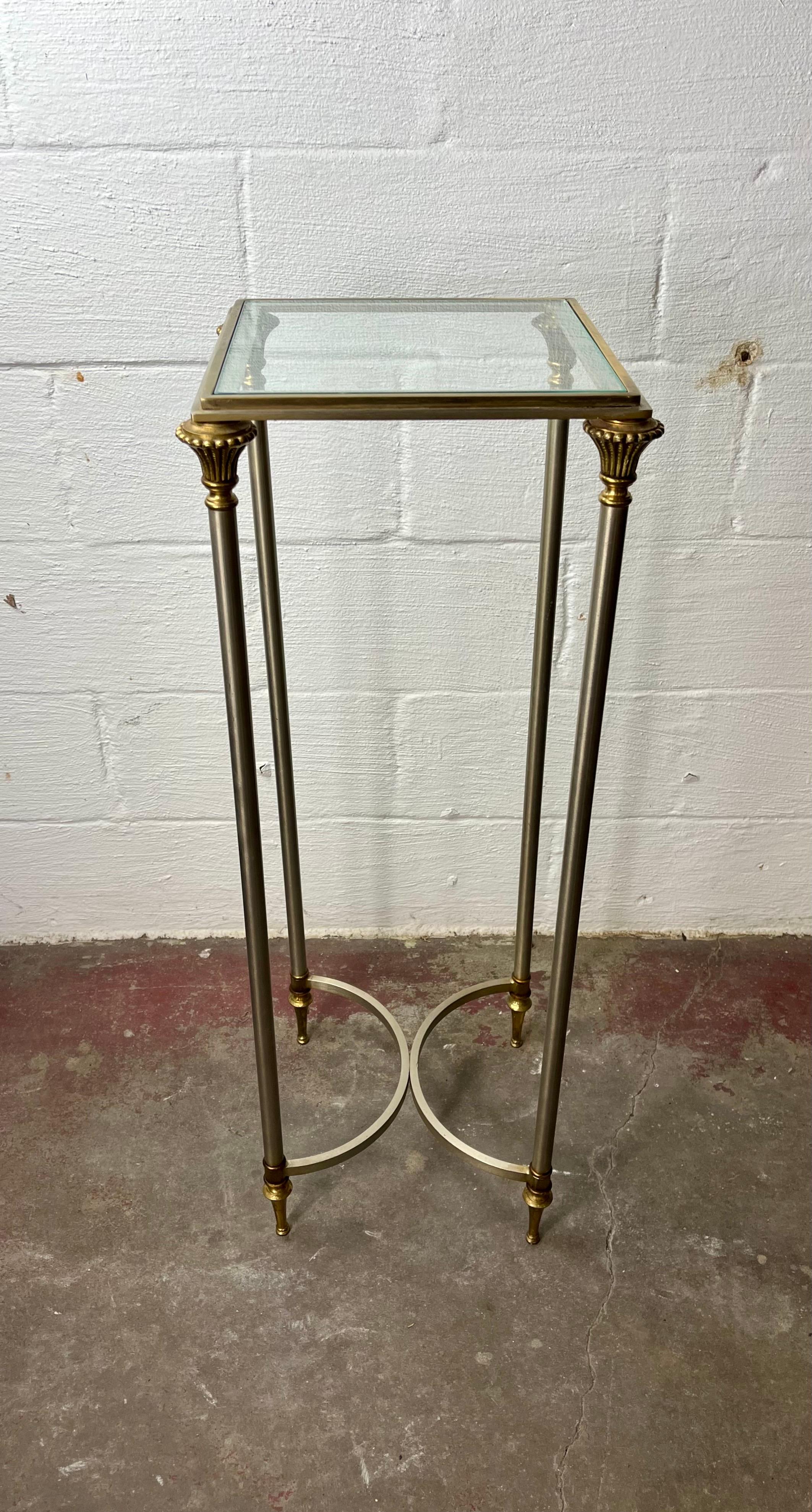 Vintage Französisch gebürstetem Stahl und Messing neoklassischen Directoire Tisch Stand (20. Jahrhundert) im Angebot