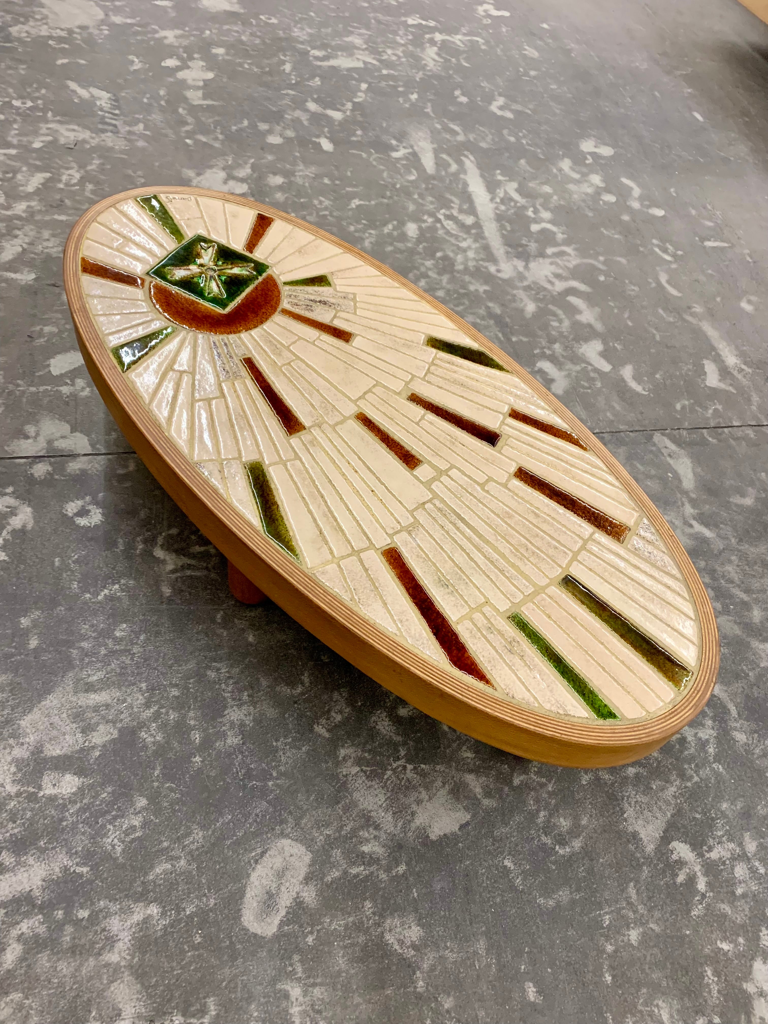 Table basse vintage fabriquée dans les années 60 à Vallauris en France et signée 