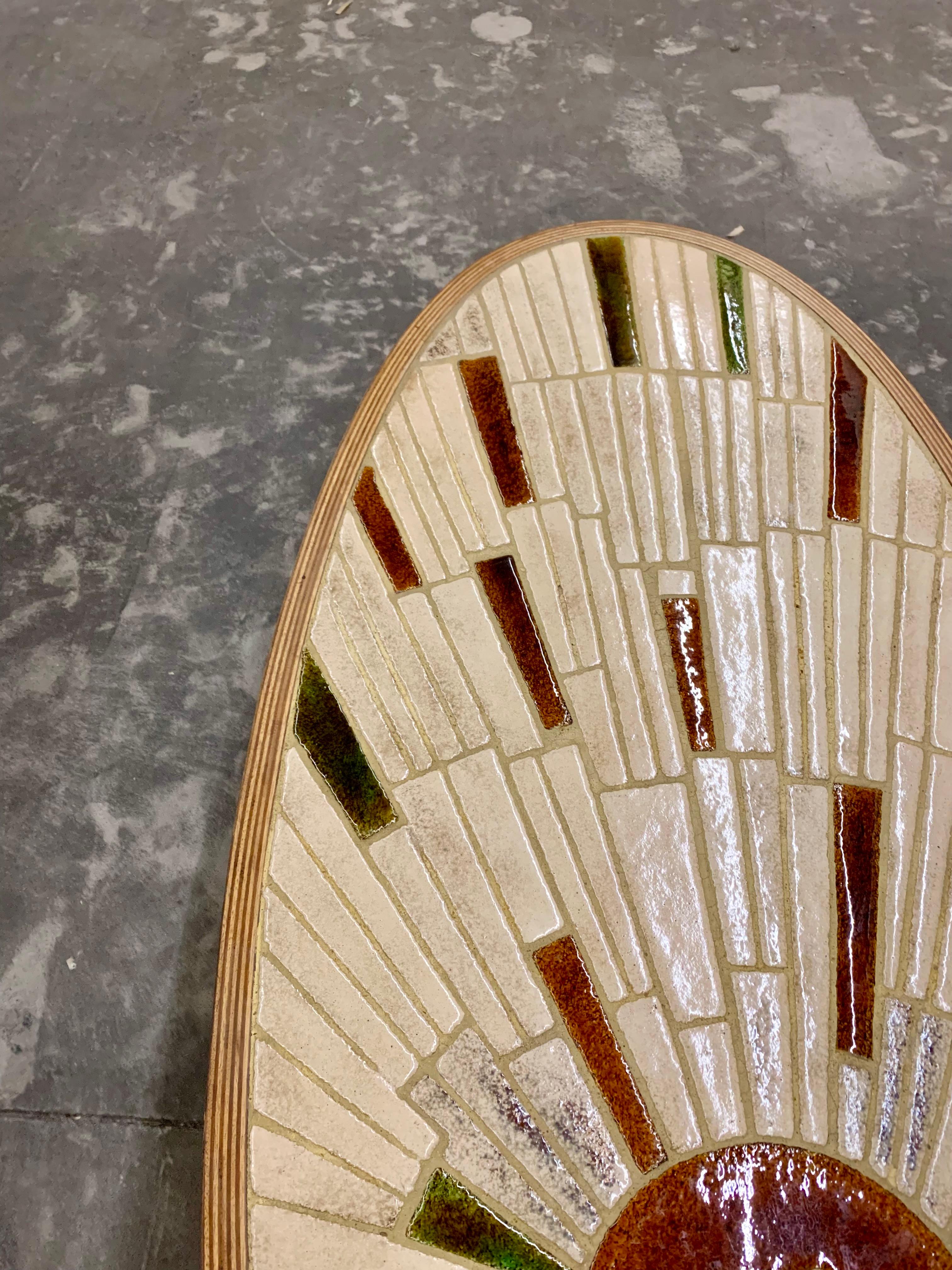 Table basse brutaliste française des années 1960 en céramique de Vallauris et chêne signée Bar en vente 1