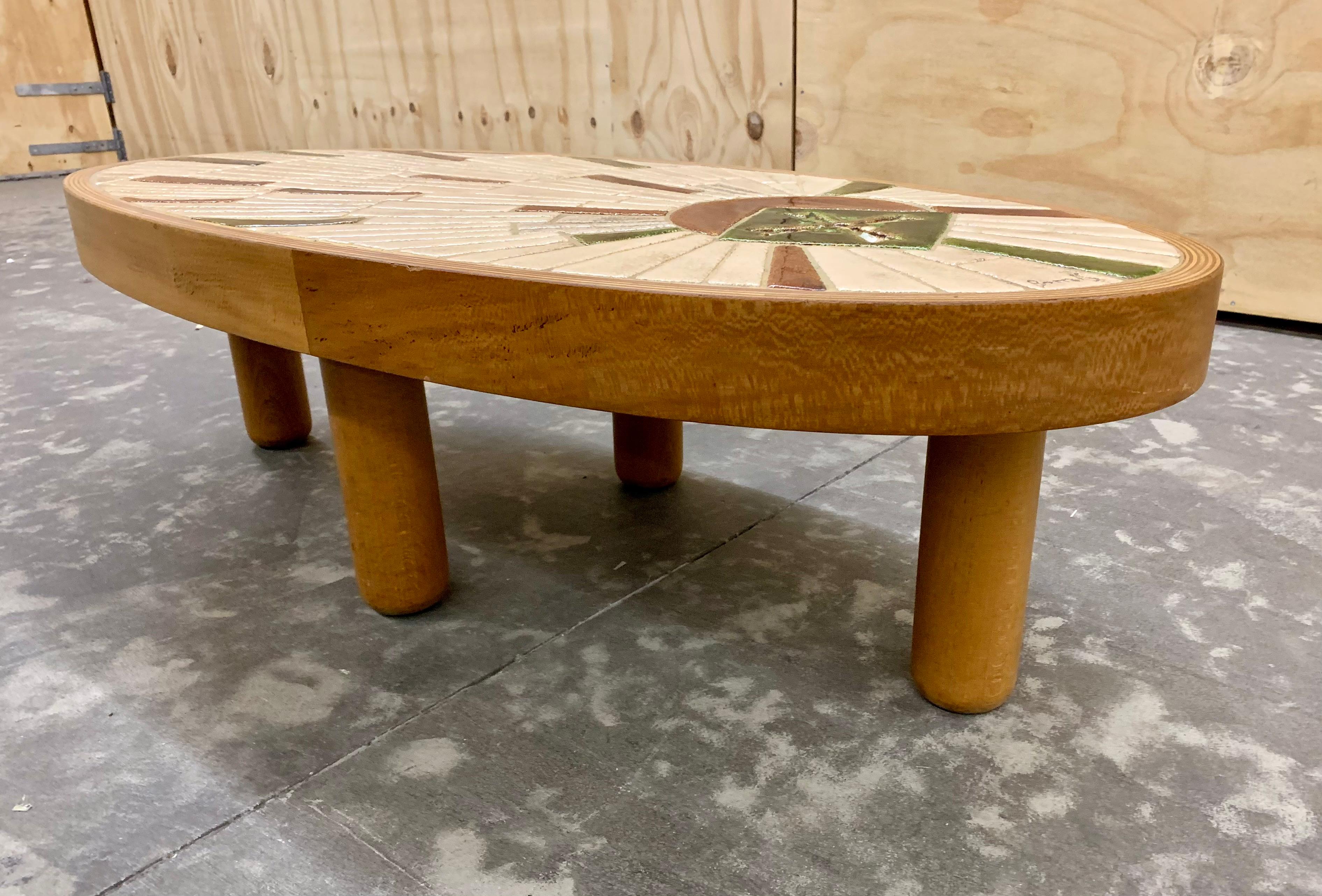 Table basse brutaliste française des années 1960 en céramique de Vallauris et chêne signée Bar en vente 2