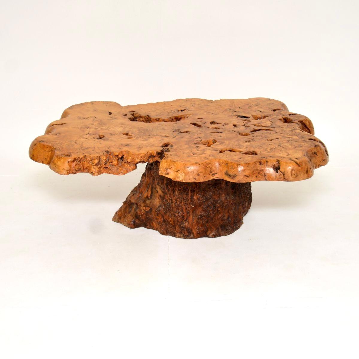 Une table basse en ronce de noyer d'époque, datant des années 1970.

Cette pièce est d'une qualité magnifique, elle est taillée dans les plus beaux morceaux de noyer massif, avec les arêtes vives apparentes. Il s'agit d'un véritable objet d'appel,