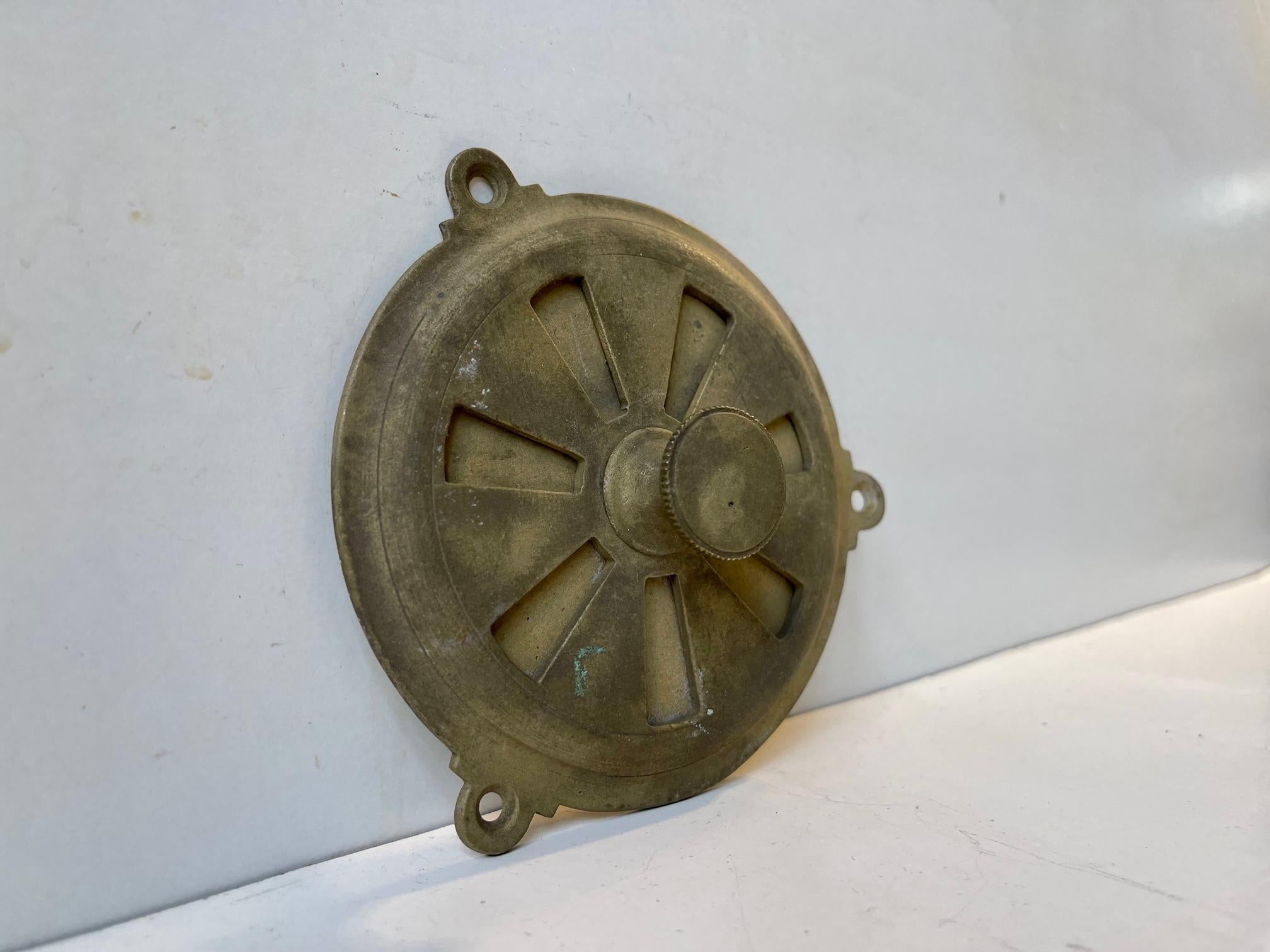 Original 1950s French built-in Air vent in solid brass. Finely machined knob/handle/adjuster. Measurements: Diameter: 10 cm. Suitable for doors, bathrooms, maritime environments or any setting where an authentic, raw and industrial look is desired.