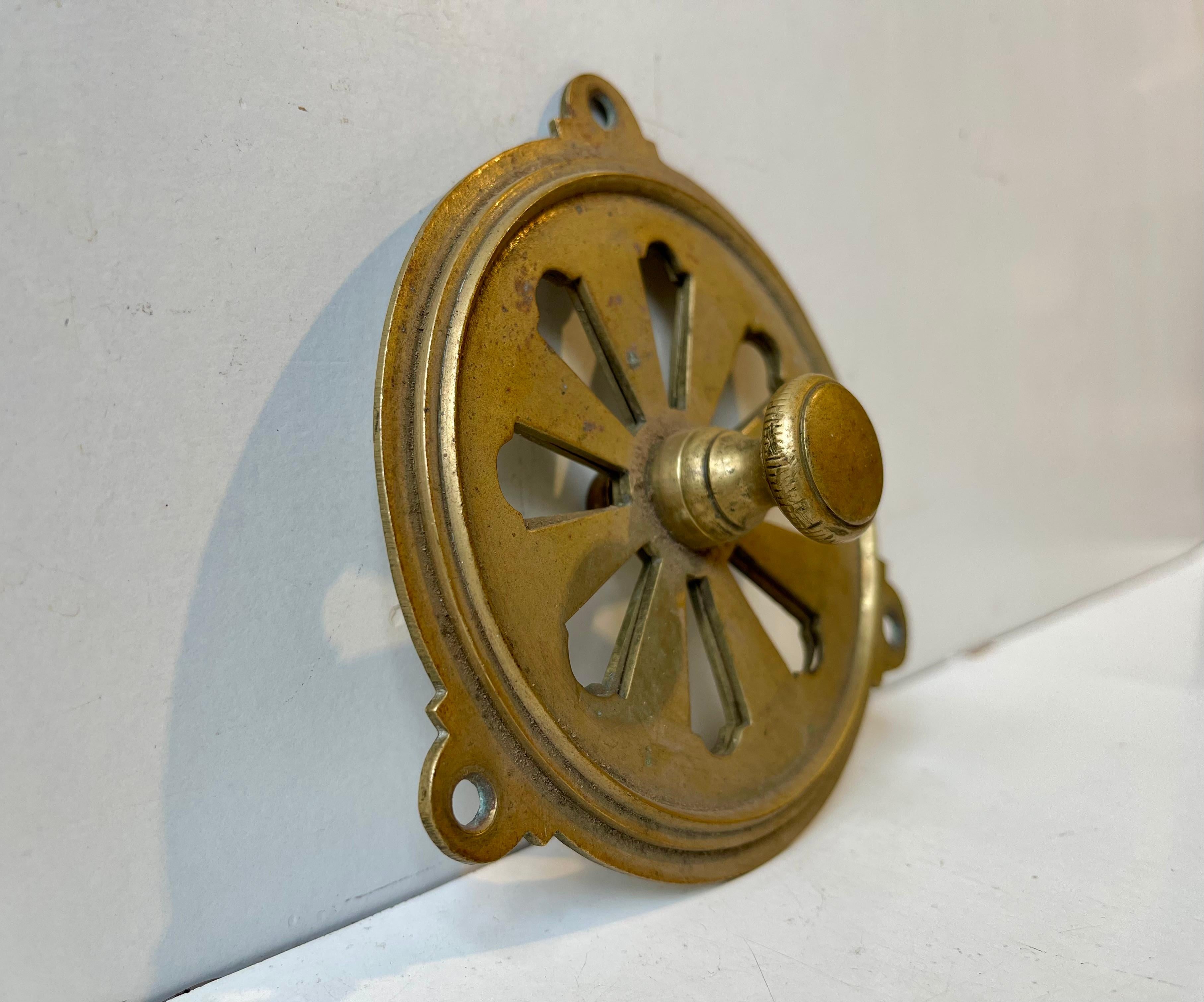 Original 1950s French built-in Air vent in solid brass. Finely machined knob/handle/adjuster. Measurements: Diameter: 10 cm. Suitable for doors, bathrooms, maritime environments or any setting where an authentic, raw and industrial look is desired.
